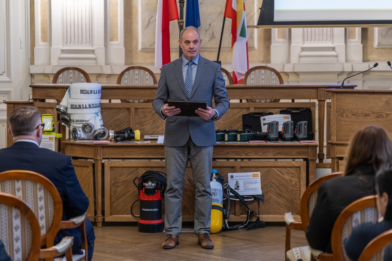 na zdjęciu osoby podczas uroczystości