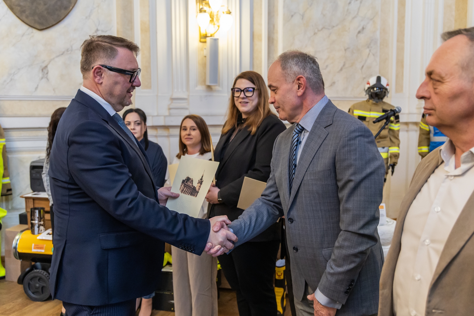 na zdjęciu osoby podczas uroczystości