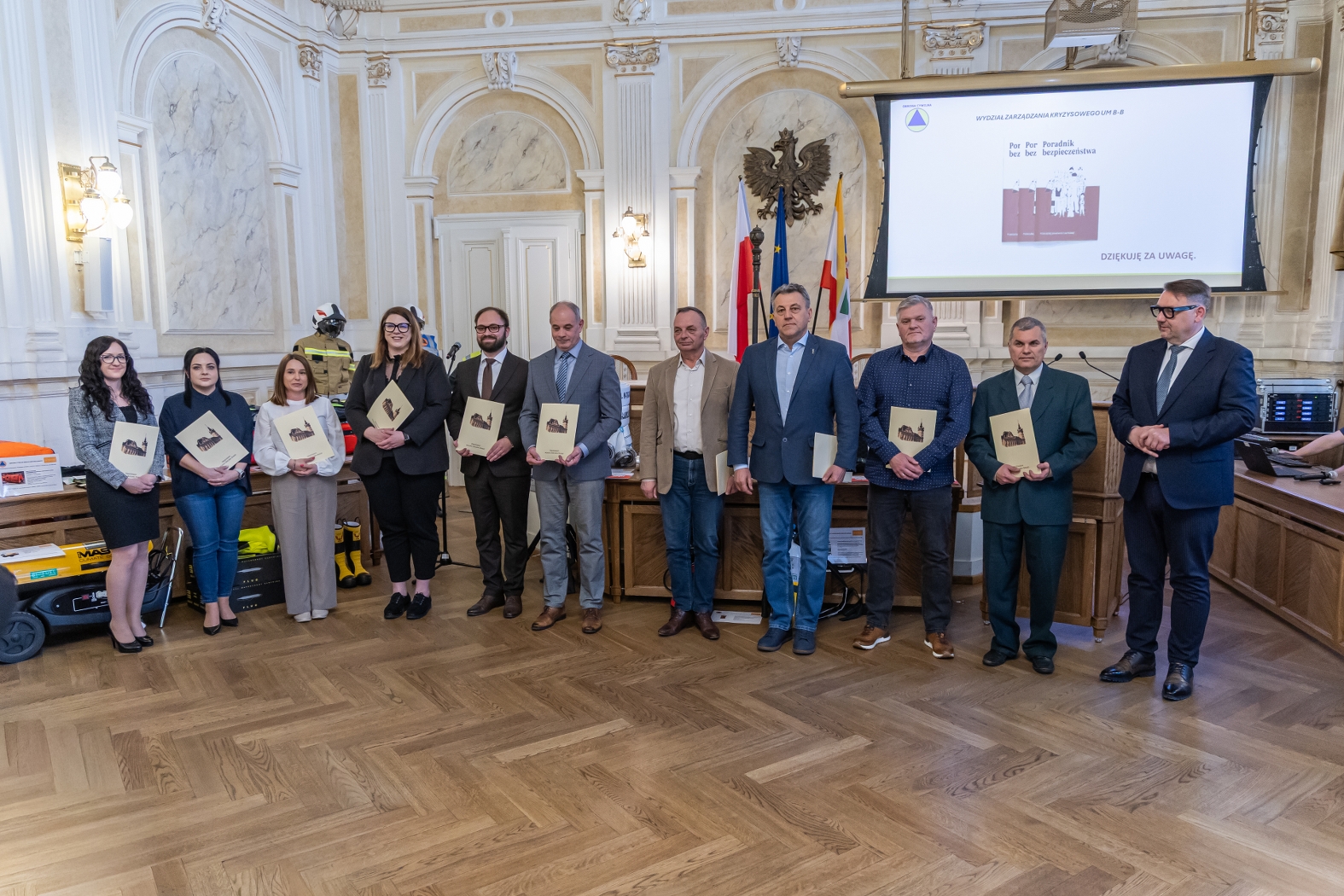 na zdjęciu osoby podczas uroczystości