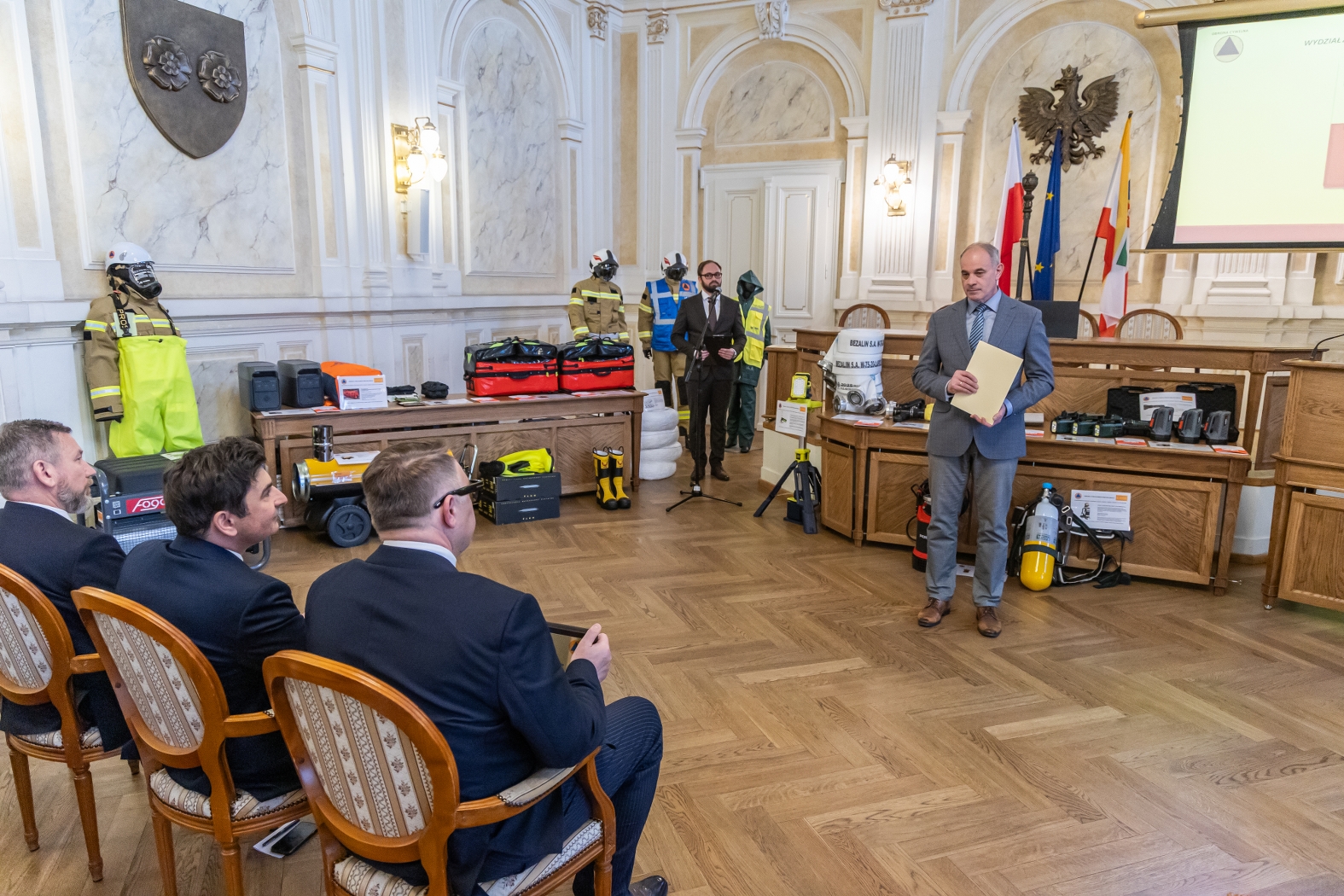 na zdjęciu osoby podczas uroczystości