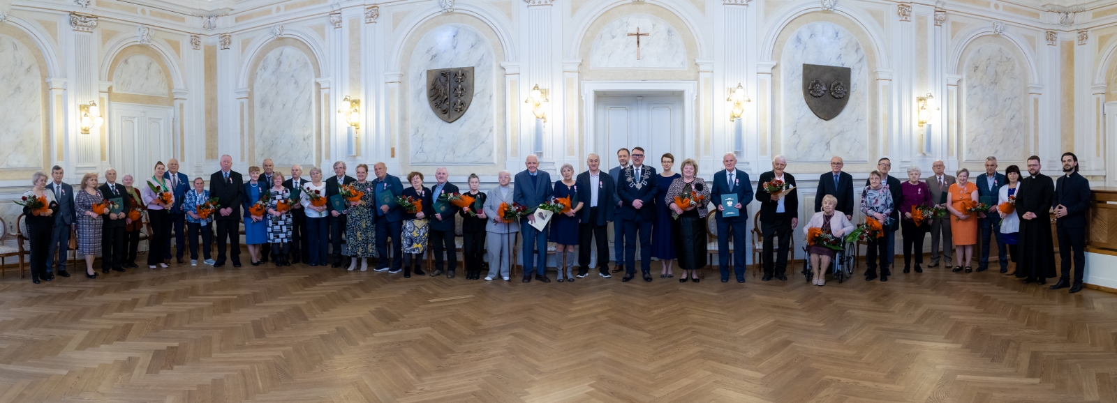 na zdjęciu osoby podczas ceremonii