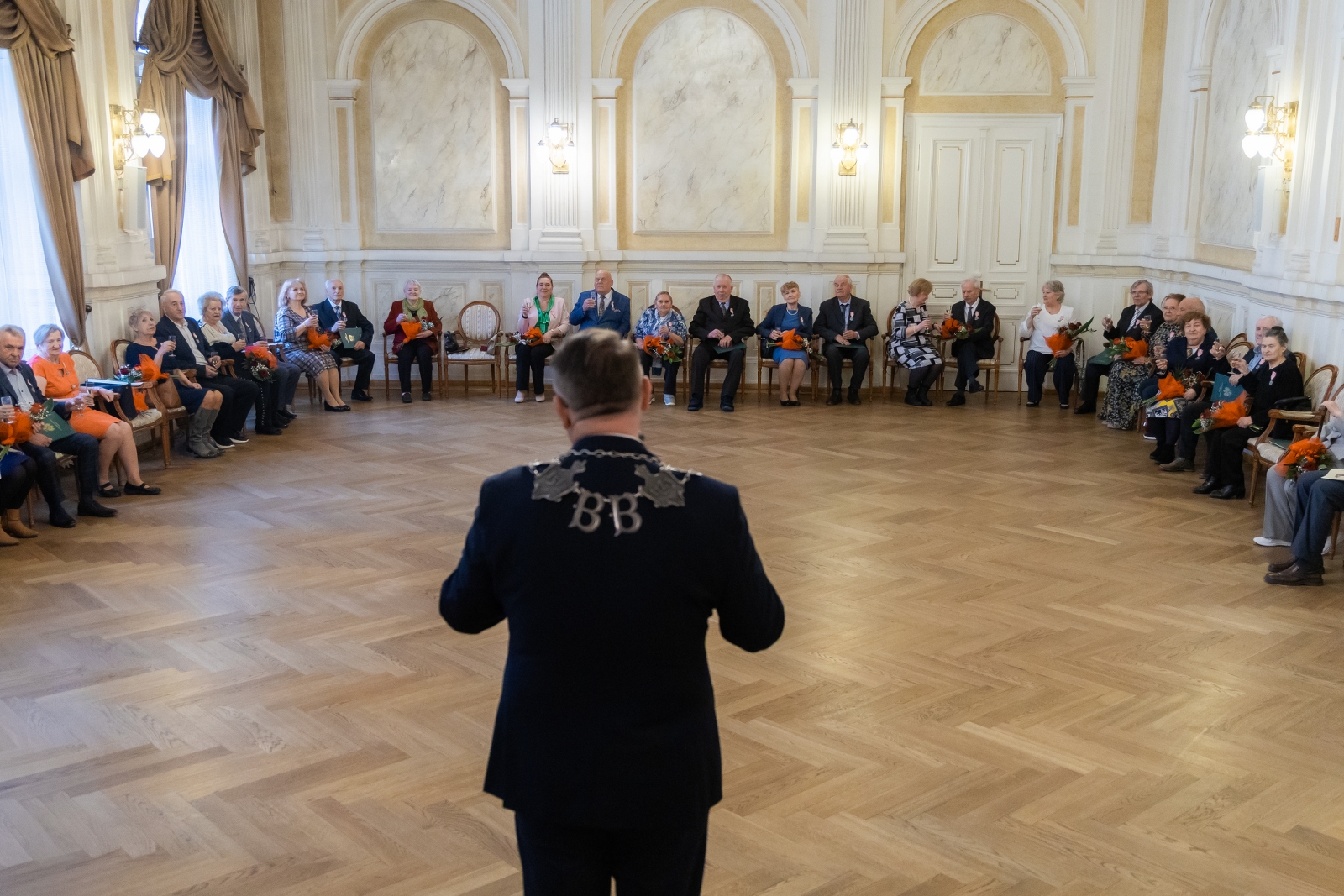 na zdjęciu osoby podczas ceremonii