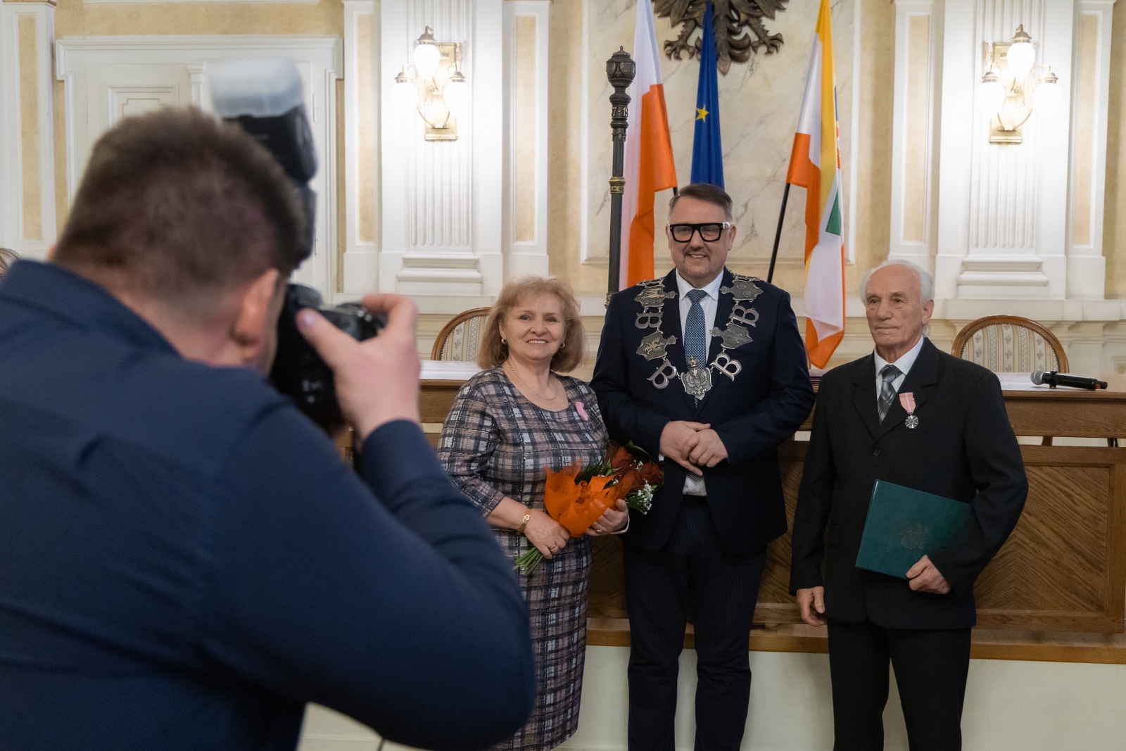 na zdjęciu osoby podczas ceremonii