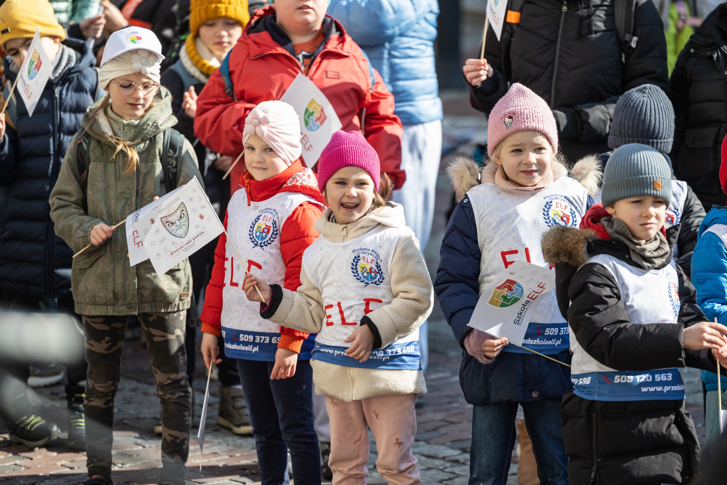 na zdjęciu osoby podczas korowodu