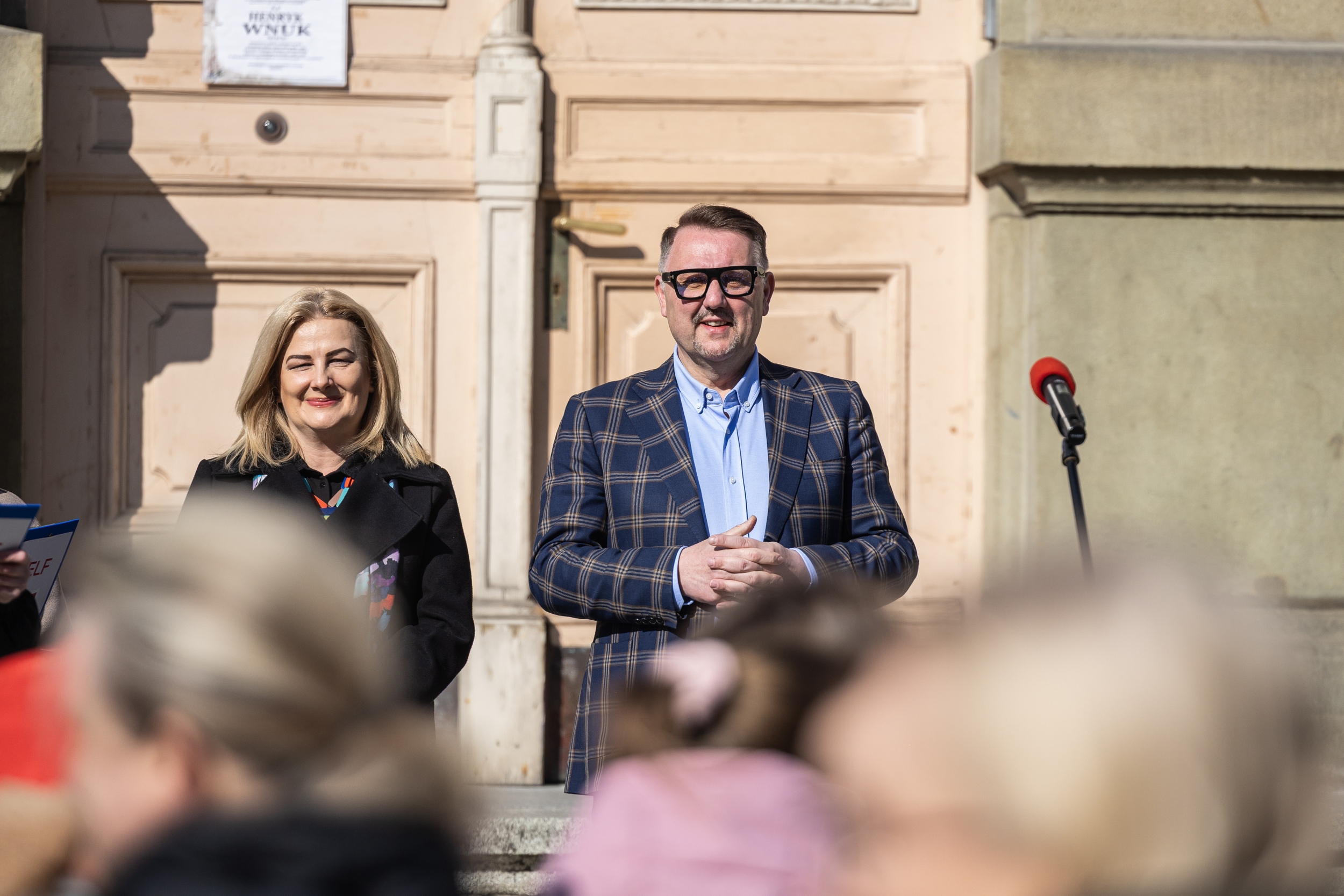 na zdjęciu osoby podczas korowodu
