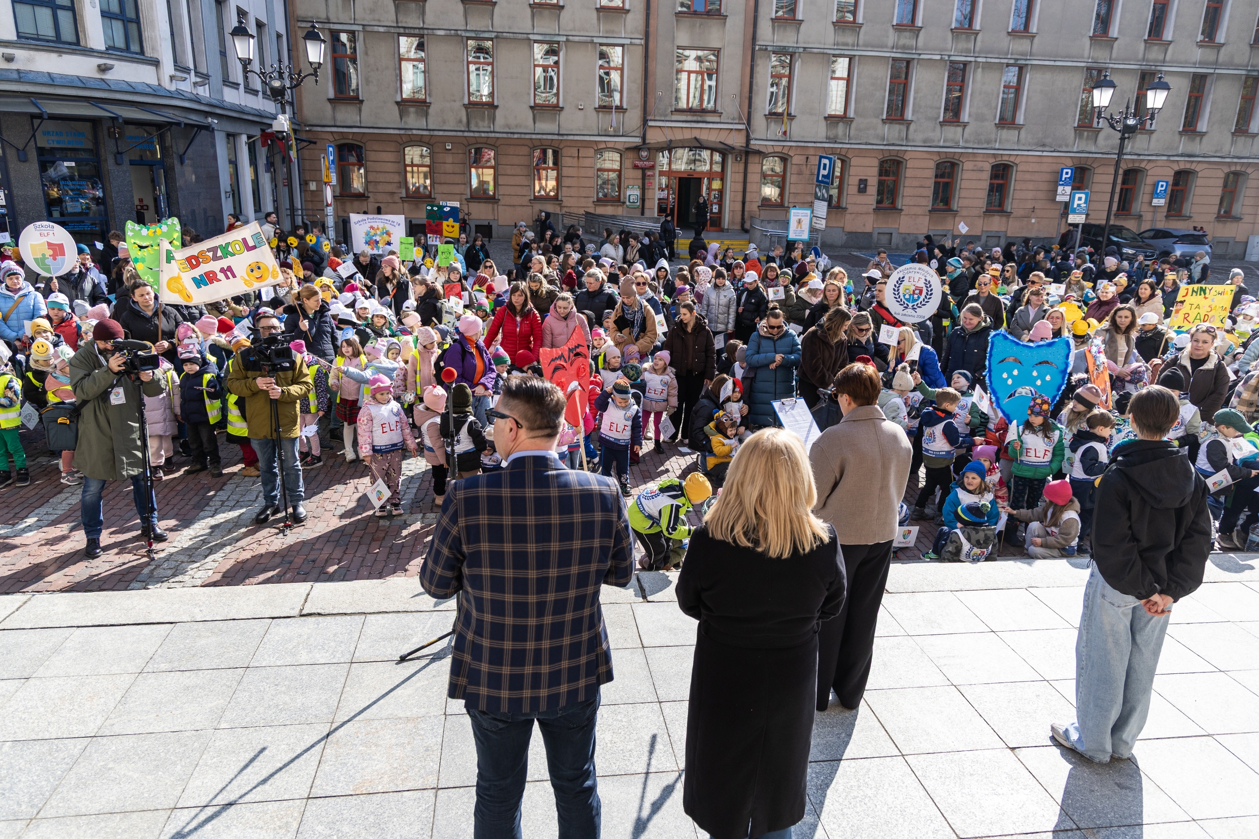 na zdjęciu osoby podczas korowodu