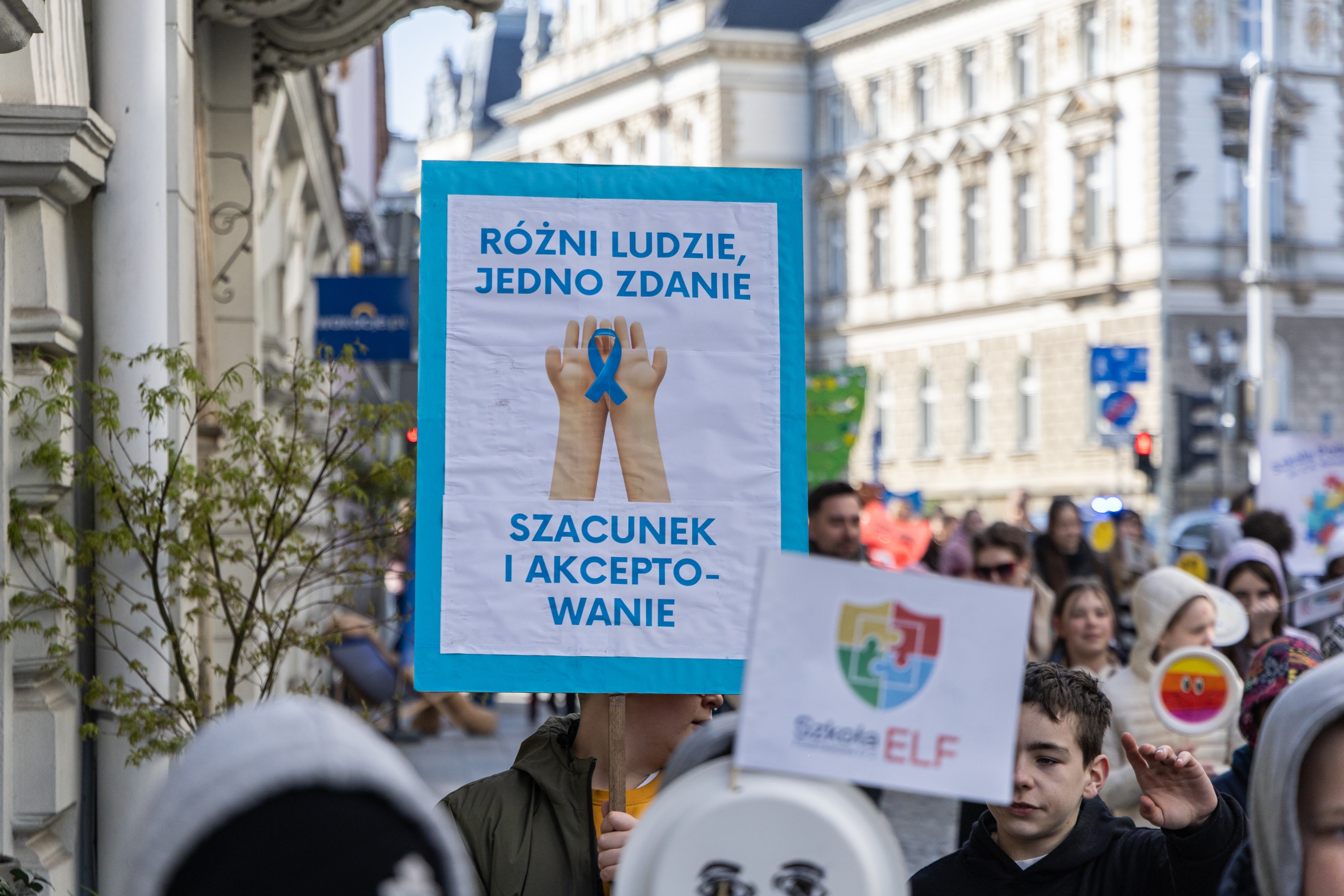 na zdjęciu osoby podczas korowodu