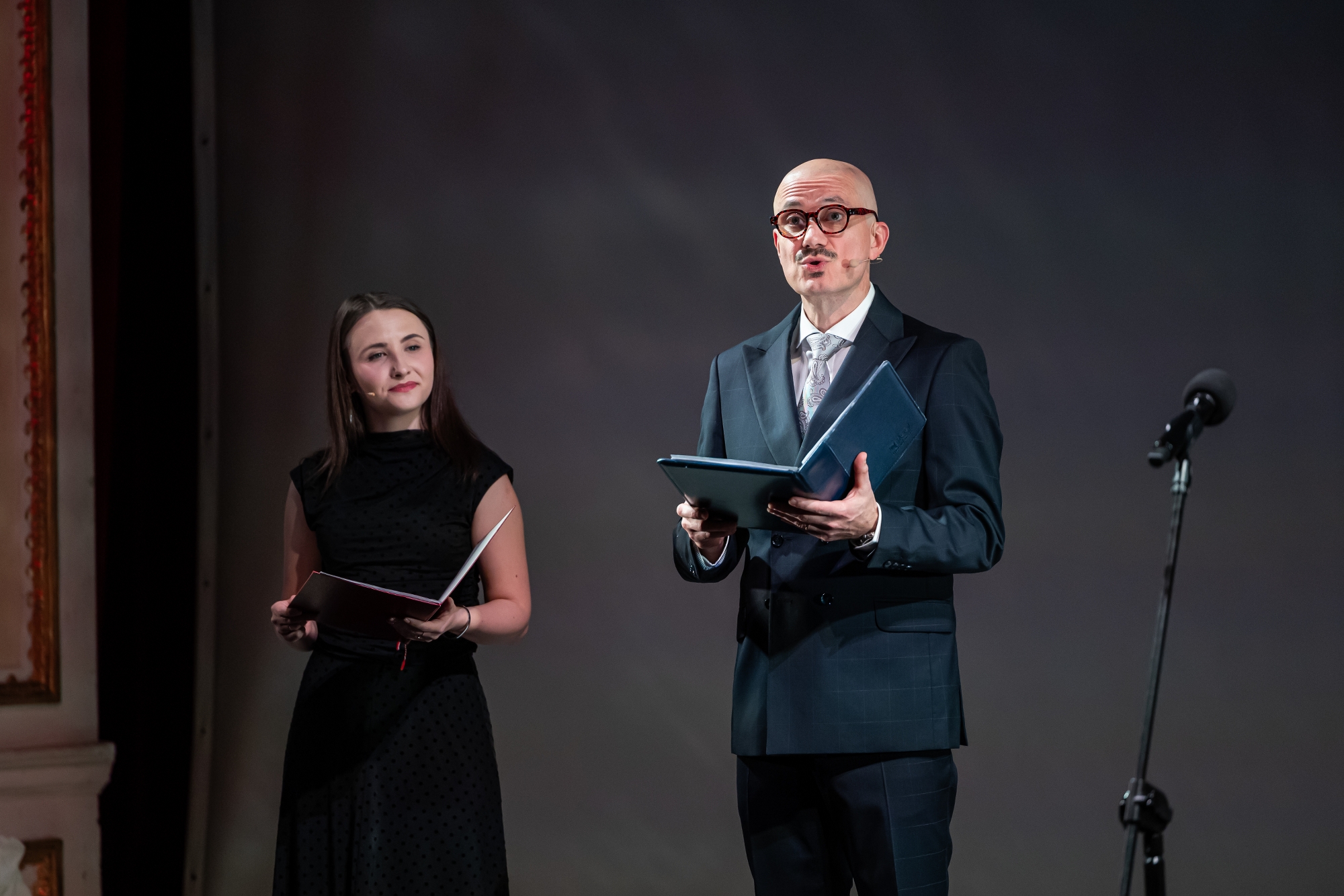 osoby na scenie podczas uroczystości
