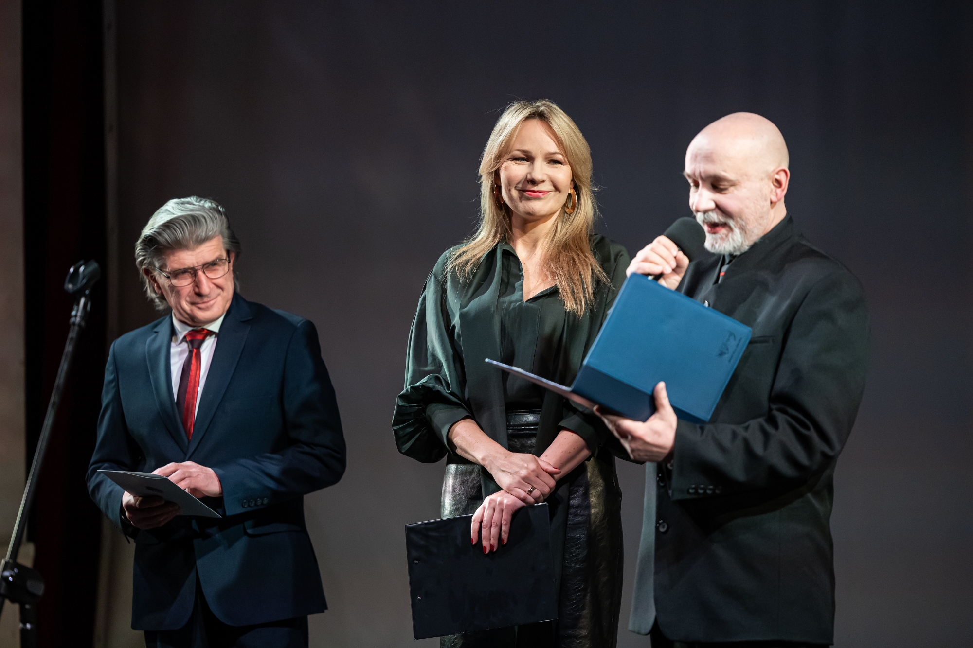 osoby na scenie podczas uroczystości
