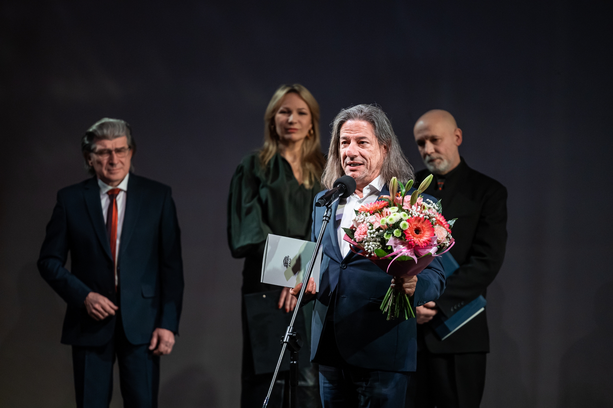 osoby na scenie podczas uroczystości