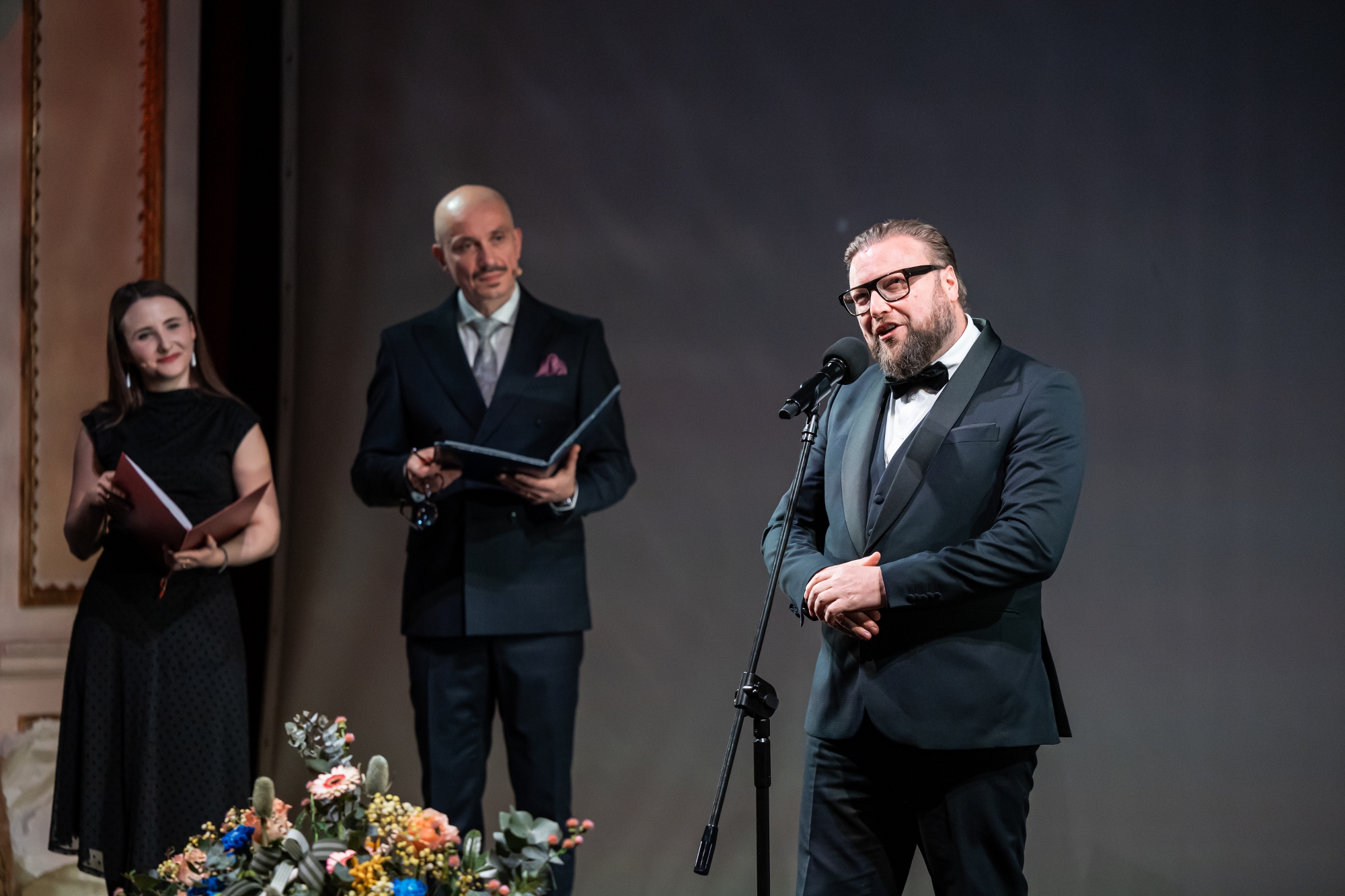 osoby na scenie podczas uroczystości