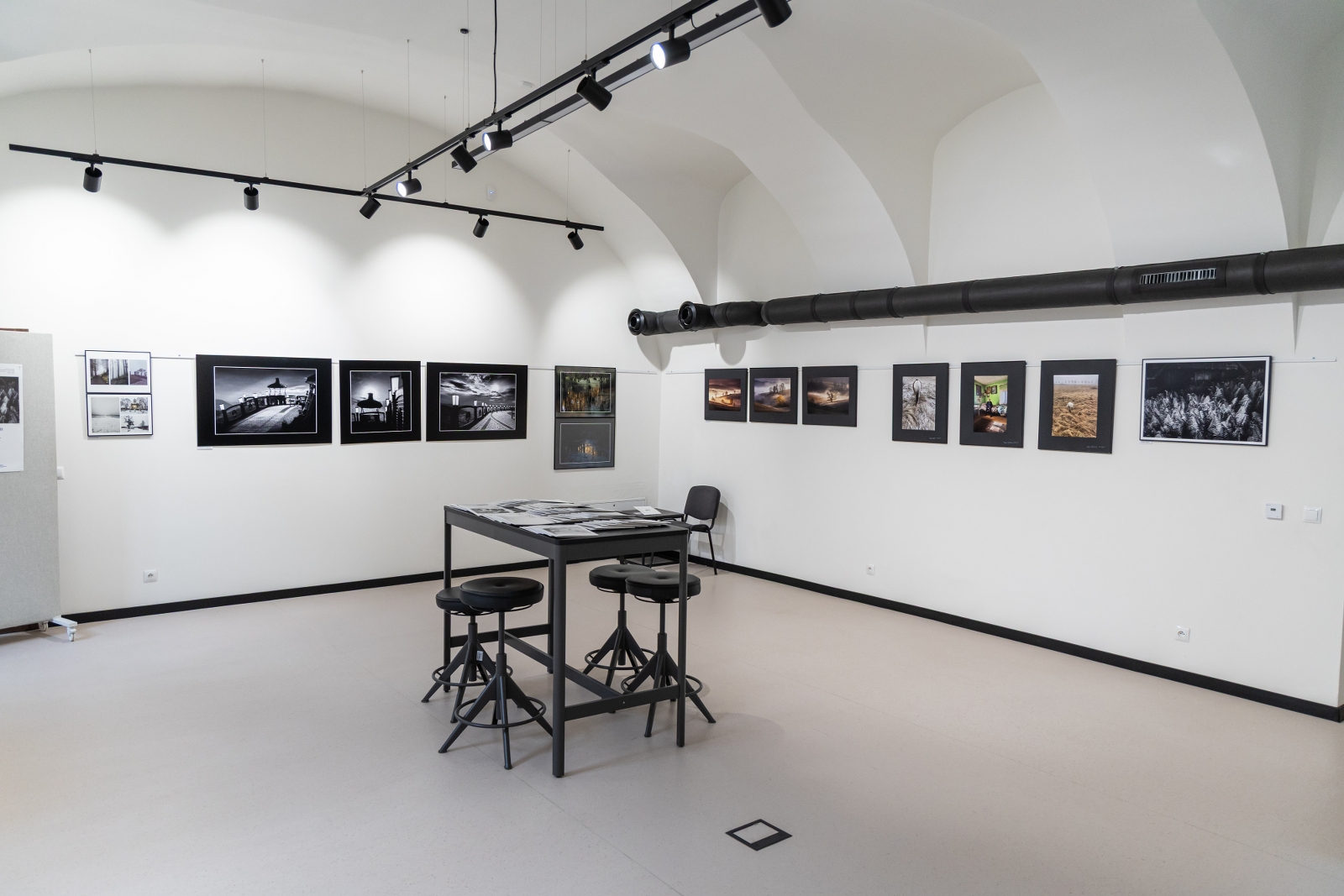 na zdjęciu wnętrze galerii z fotografiami na ścianach