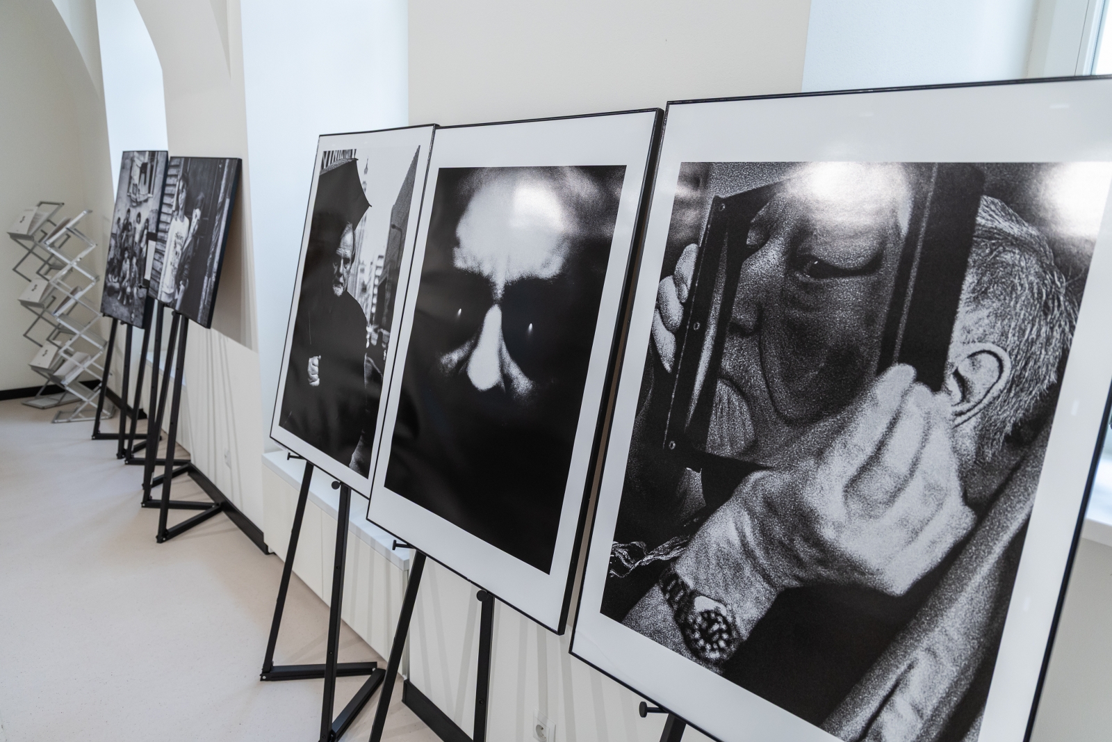 na zdjęciu wnętrze galerii z fotografiami na ścianach