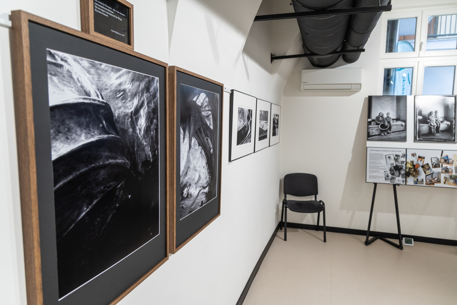 na zdjęciu wnętrze galerii z fotografiami na ścianach