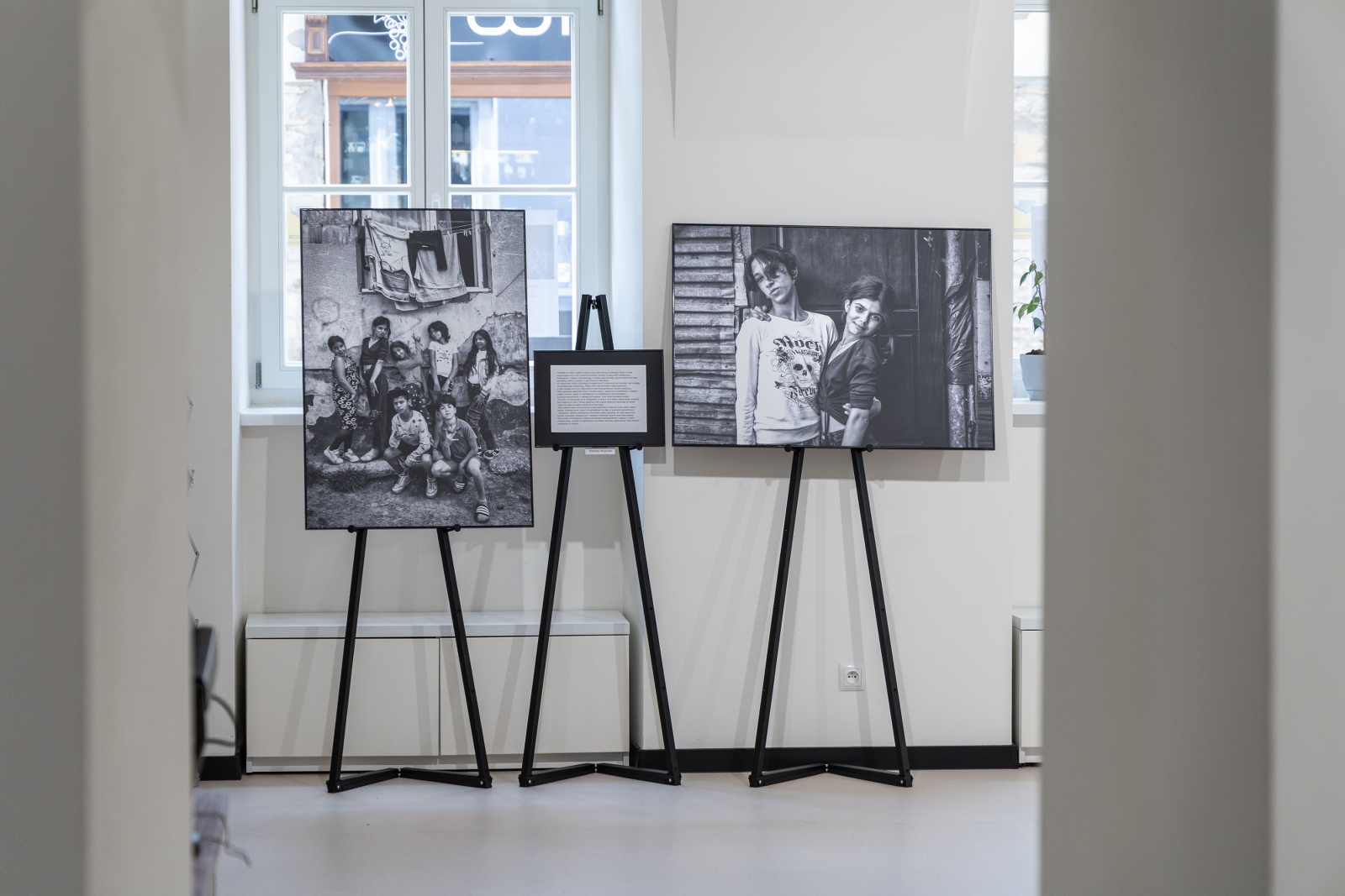 na zdjęciu wnętrze galerii z fotografiami na ścianach