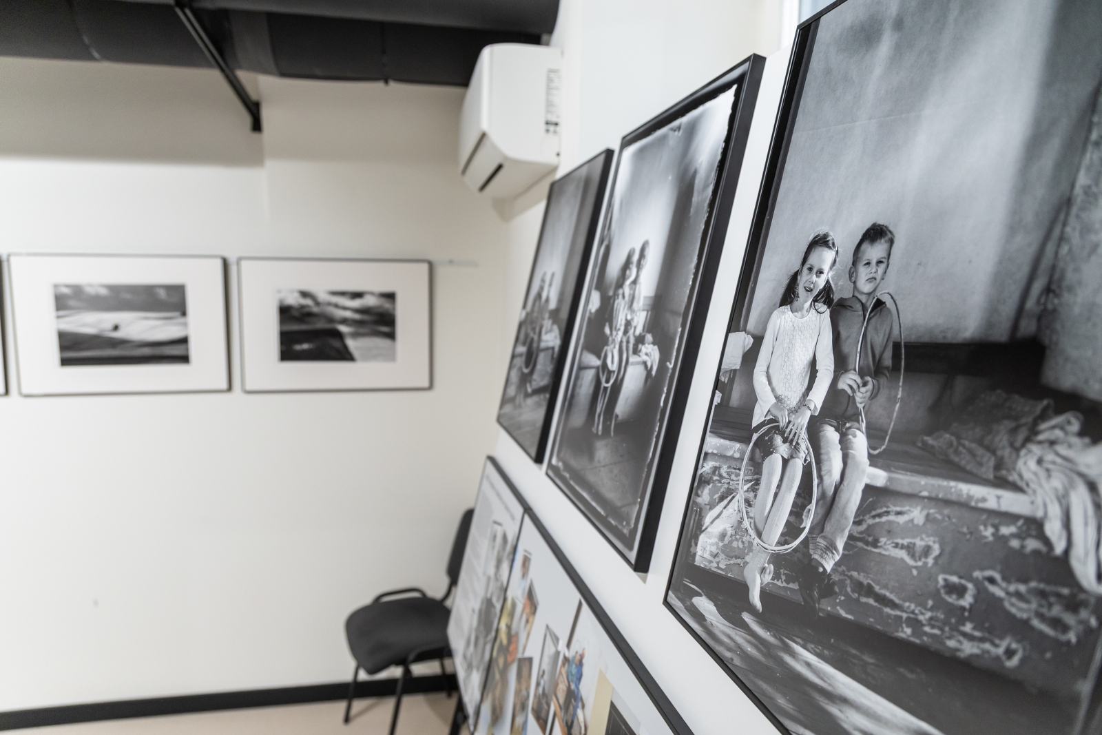 na zdjęciu wnętrze galerii z fotografiami na ścianach