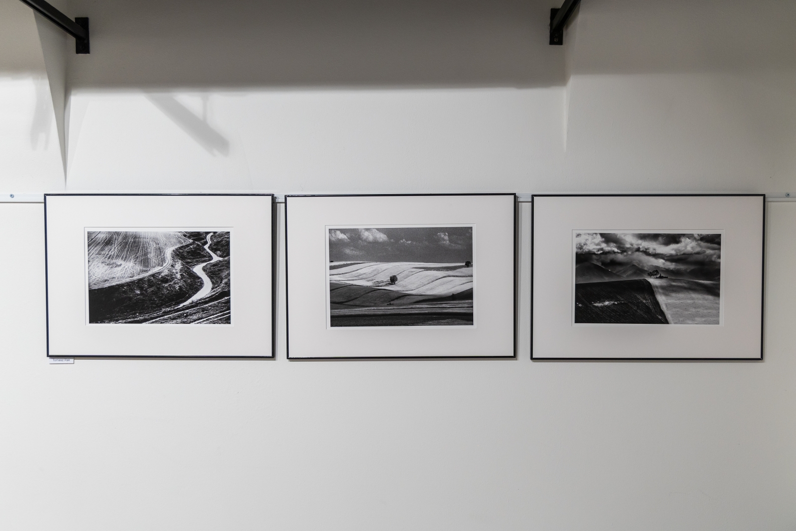 na zdjęciu wnętrze galerii z fotografiami na ścianach