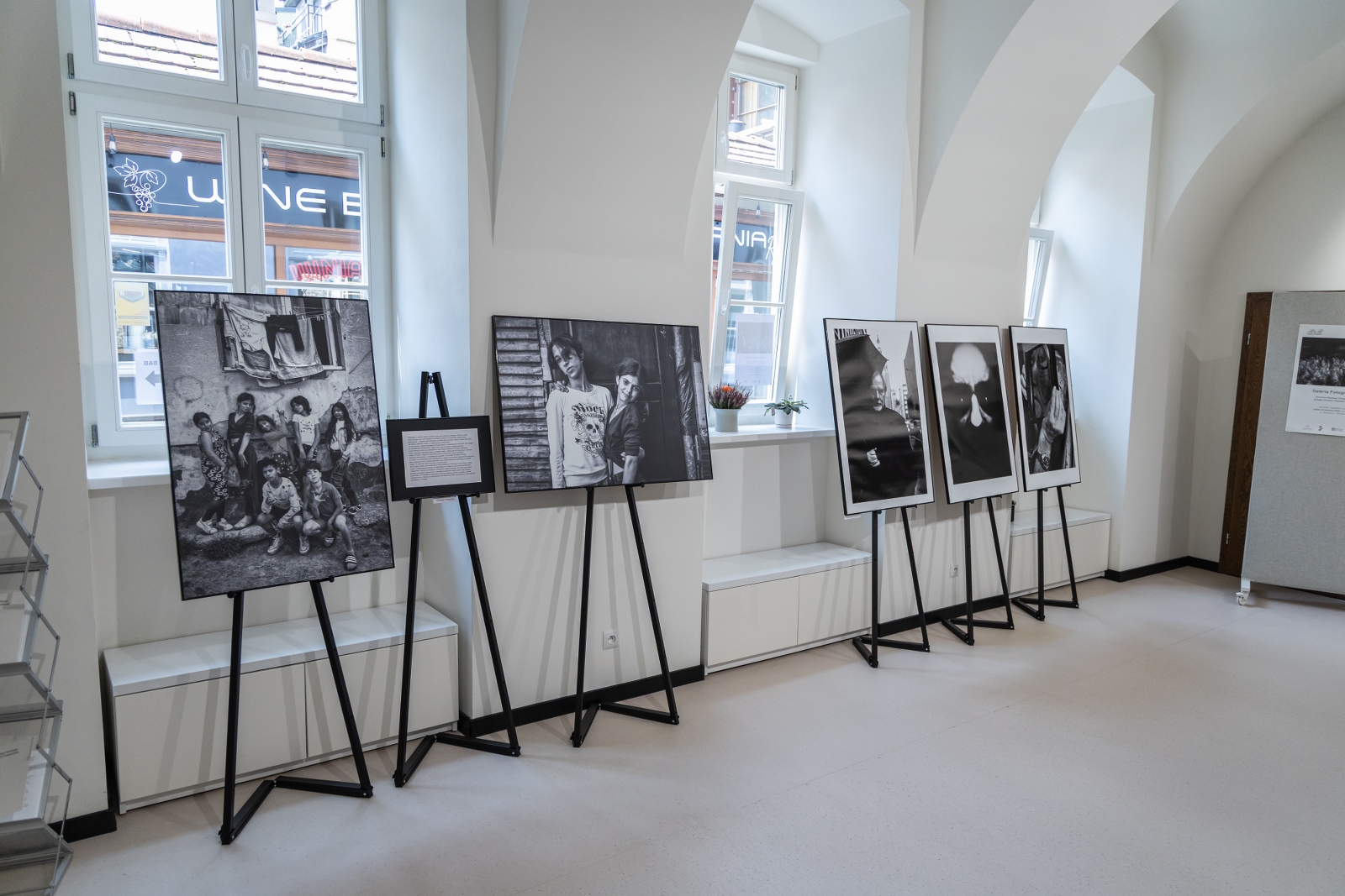 na zdjęciu wnętrze galerii z fotografiami na ścianach