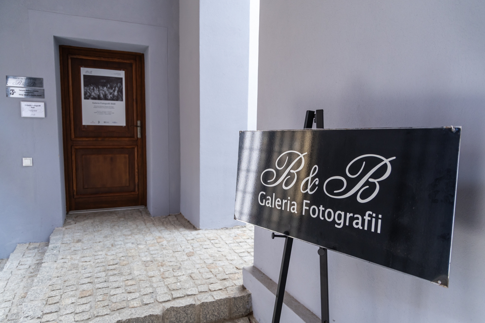 na zdjęciu wnętrze galerii z fotografiami na ścianach