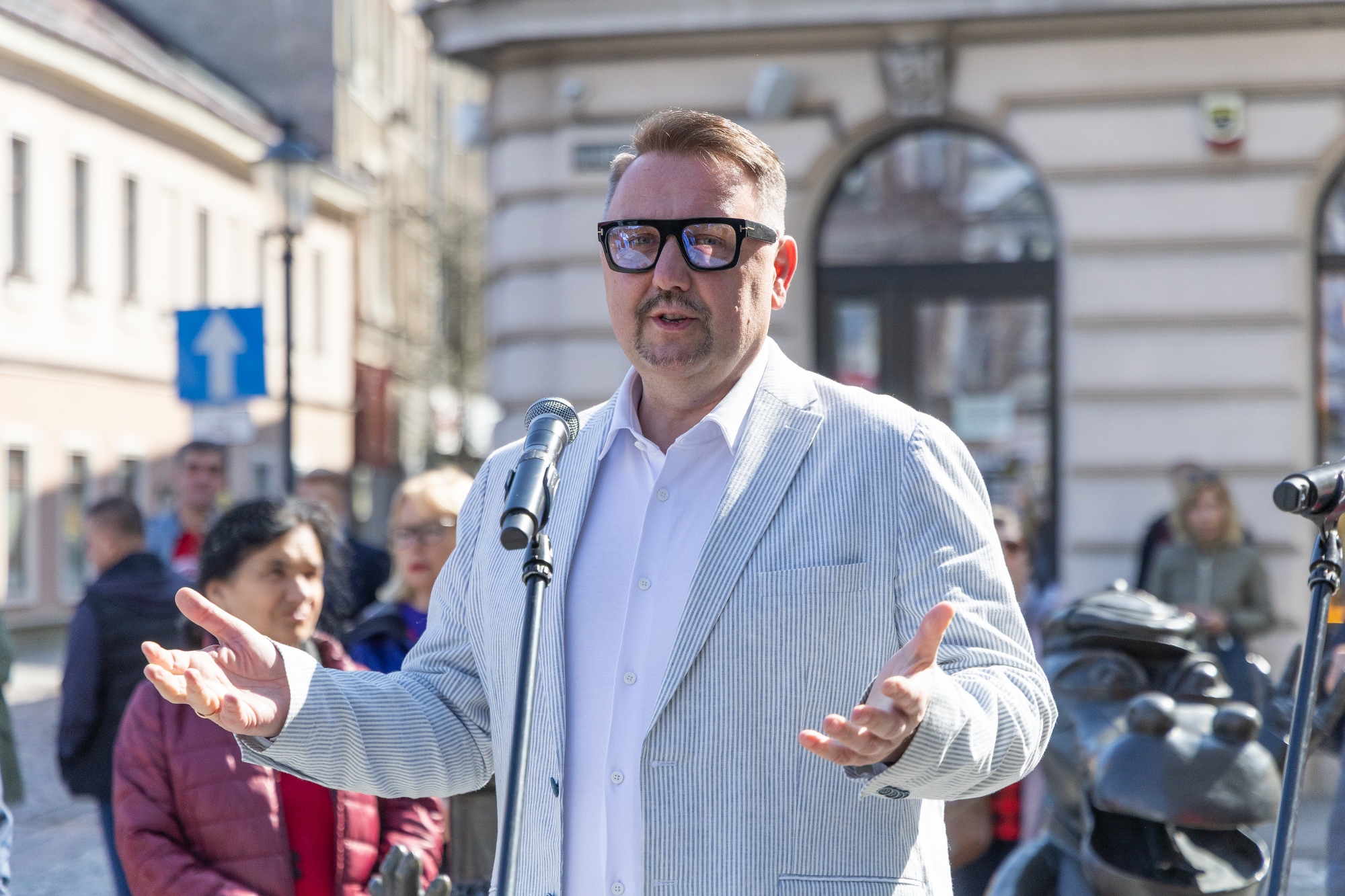na zdjęciu osoby podczas otwarcia 
