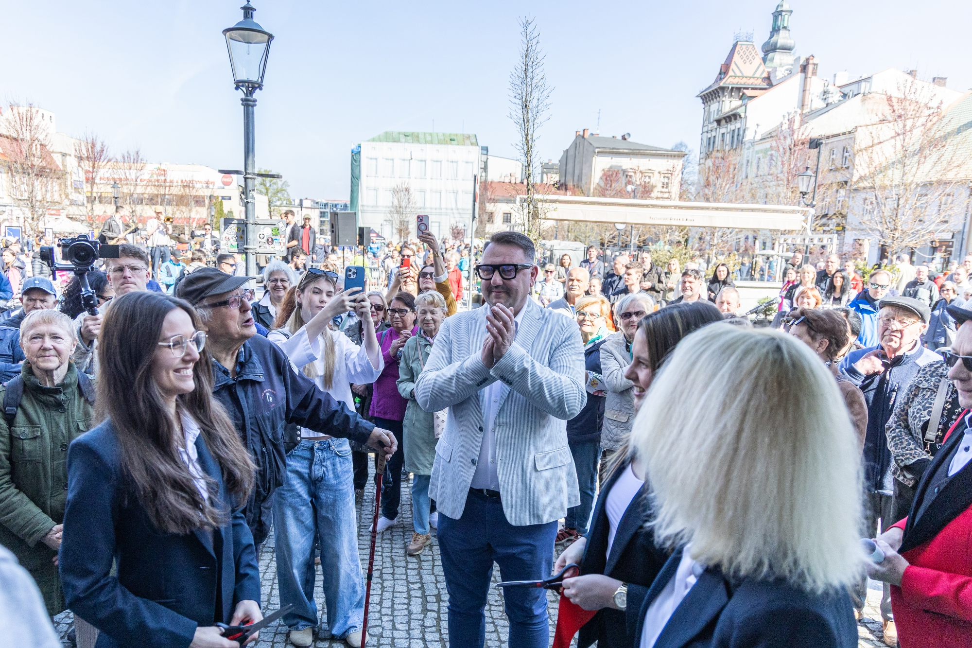 na zdjęciu osoby podczas otwarcia 