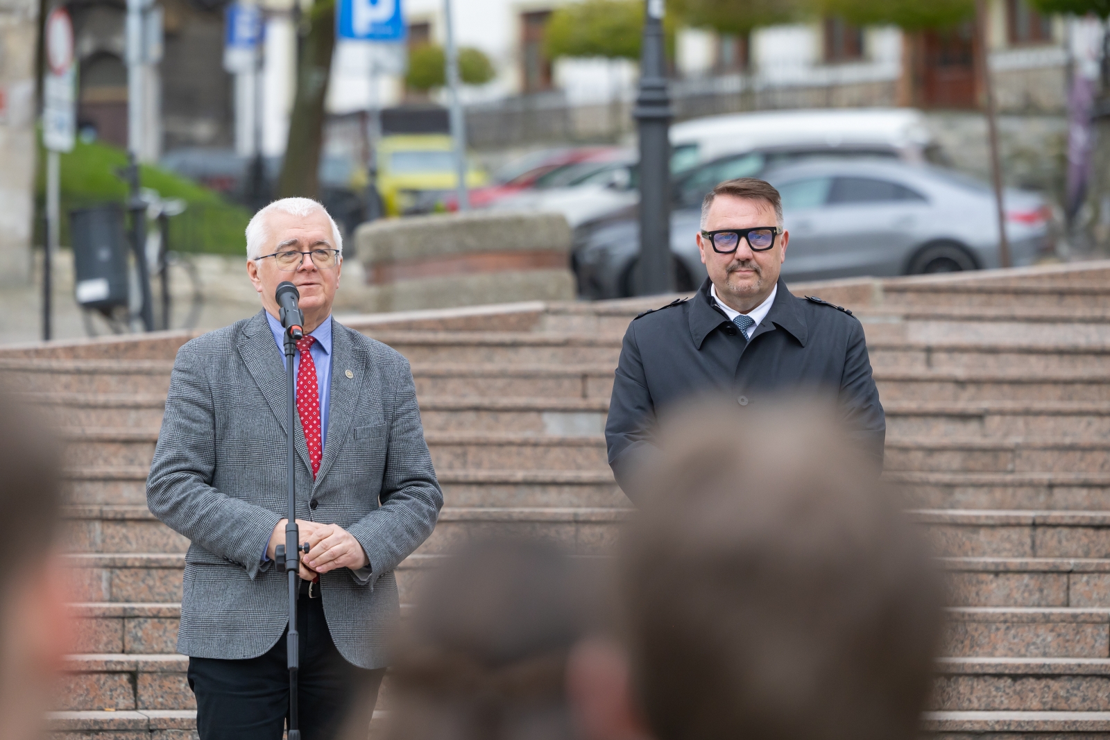 na zdjęciu osoby podczas tańczenia poloneza