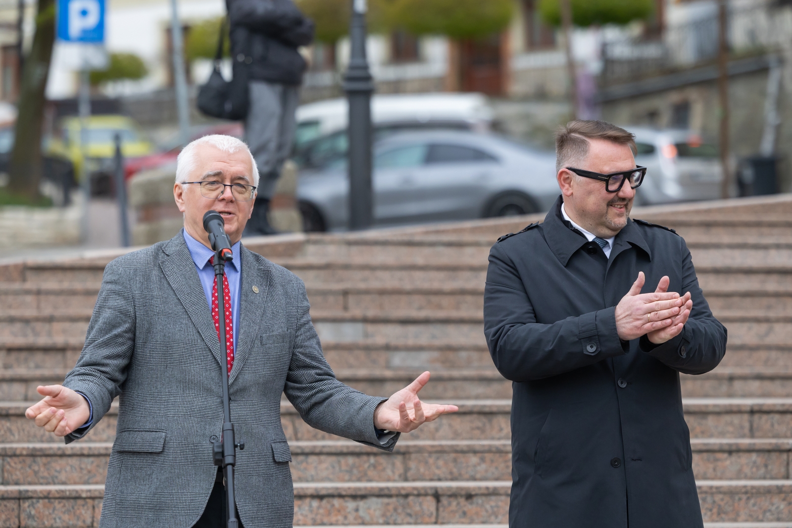 na zdjęciu osoby podczas tańczenia poloneza