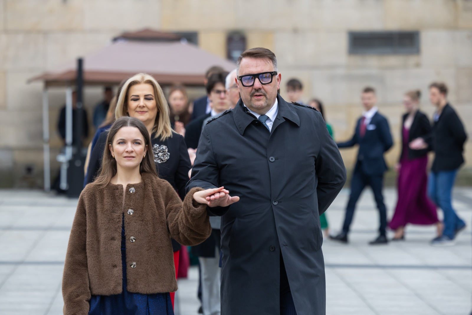 na zdjęciu osoby podczas tańczenia poloneza