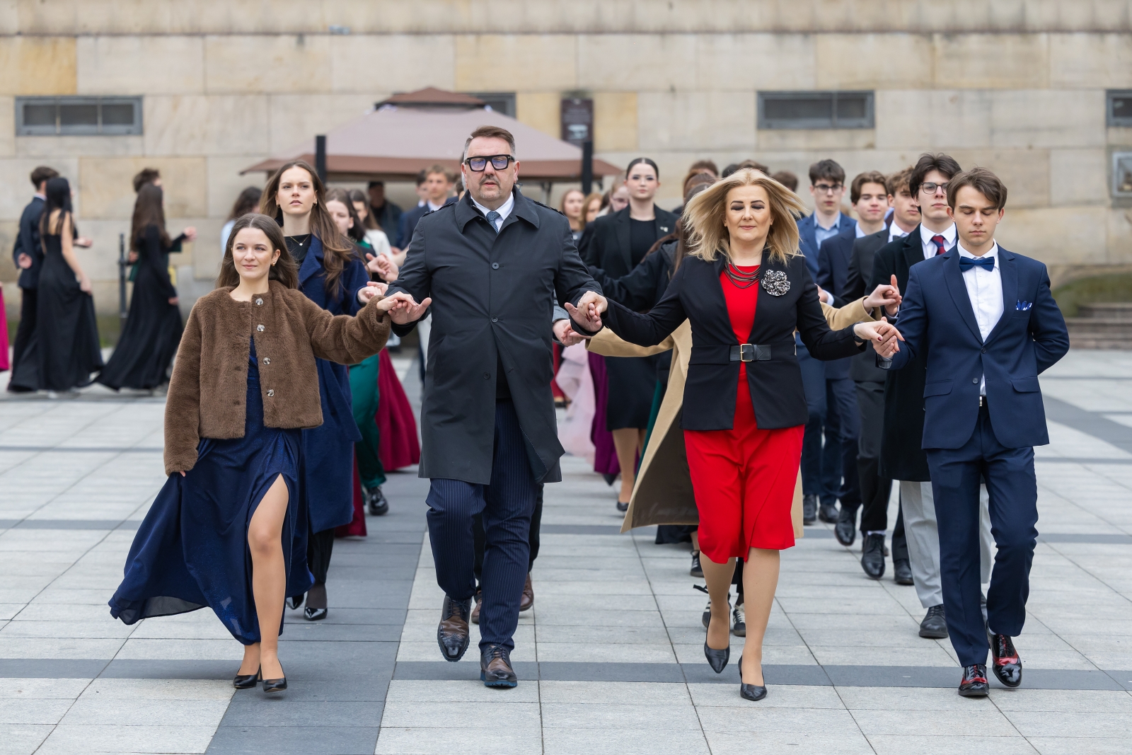 na zdjęciu osoby podczas tańczenia poloneza
