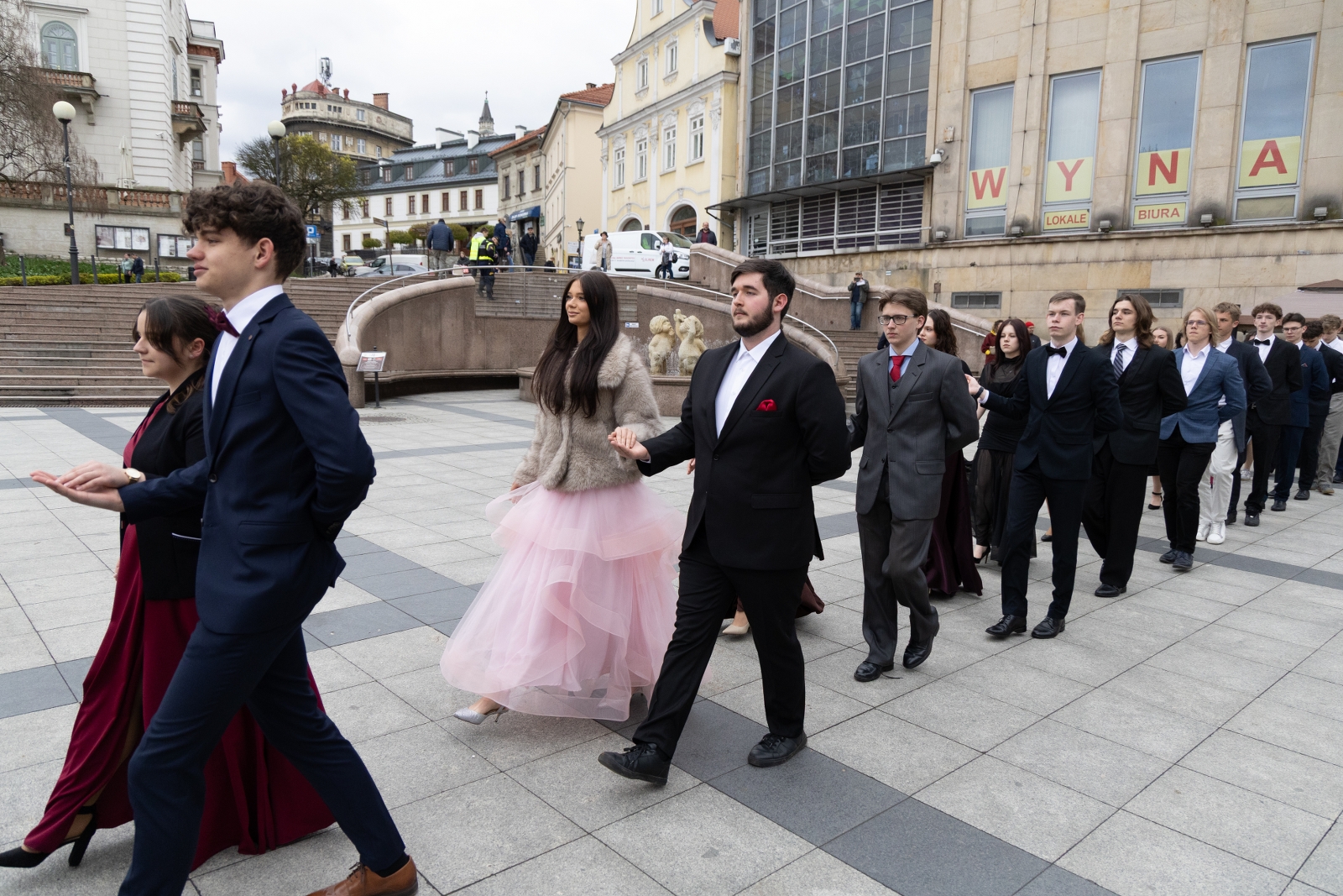 na zdjęciu osoby podczas tańczenia poloneza