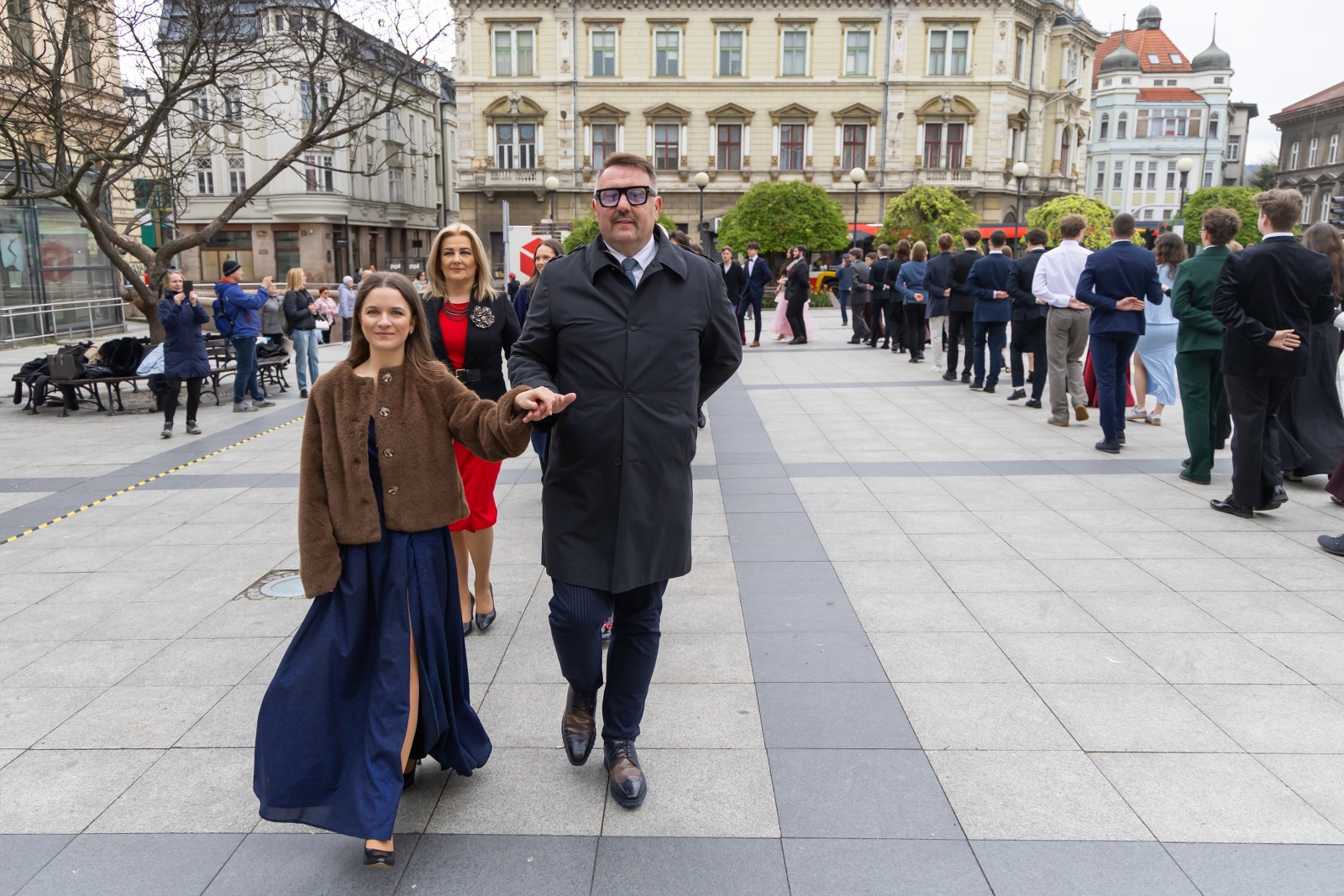 na zdjęciu osoby podczas tańczenia poloneza