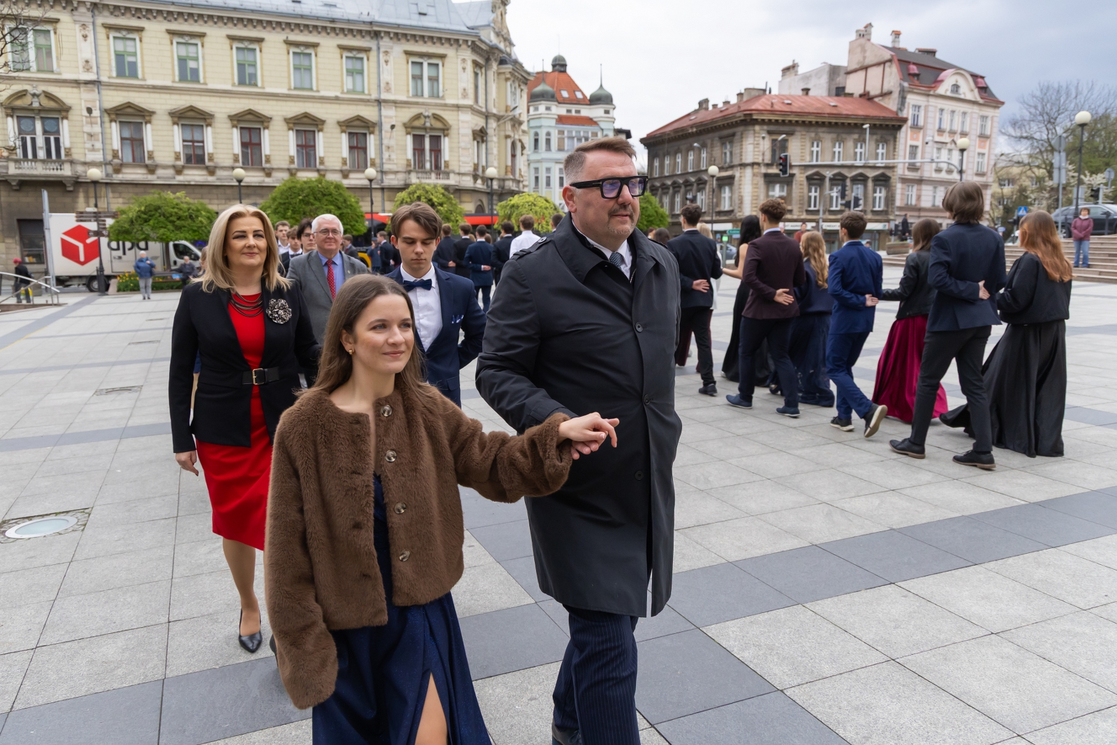 na zdjęciu osoby podczas tańczenia poloneza