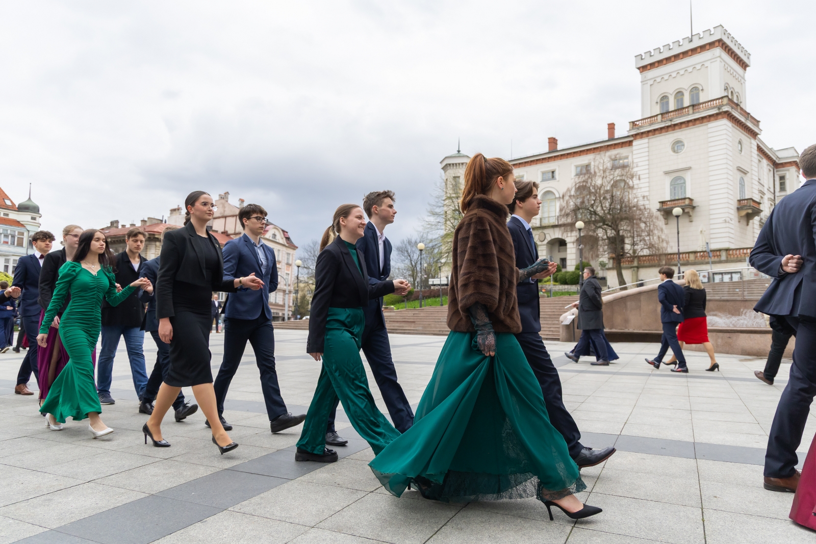 na zdjęciu osoby podczas tańczenia poloneza