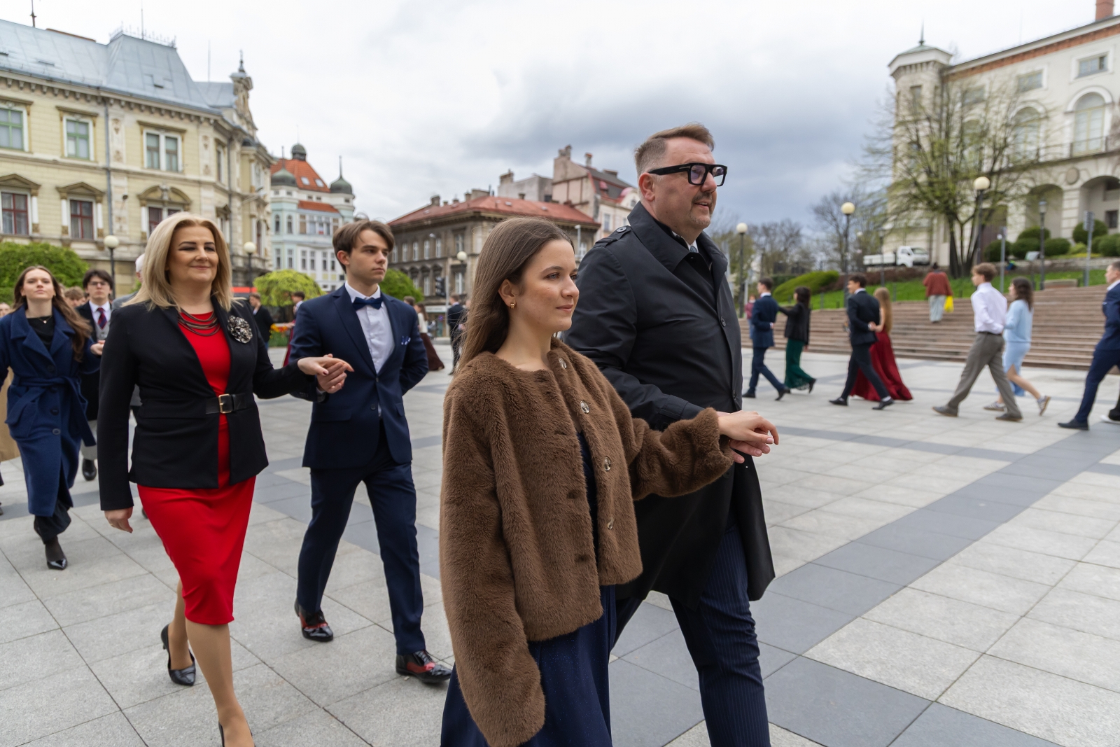 na zdjęciu osoby podczas tańczenia poloneza