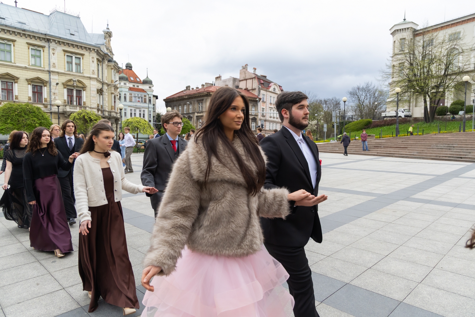na zdjęciu osoby podczas tańczenia poloneza