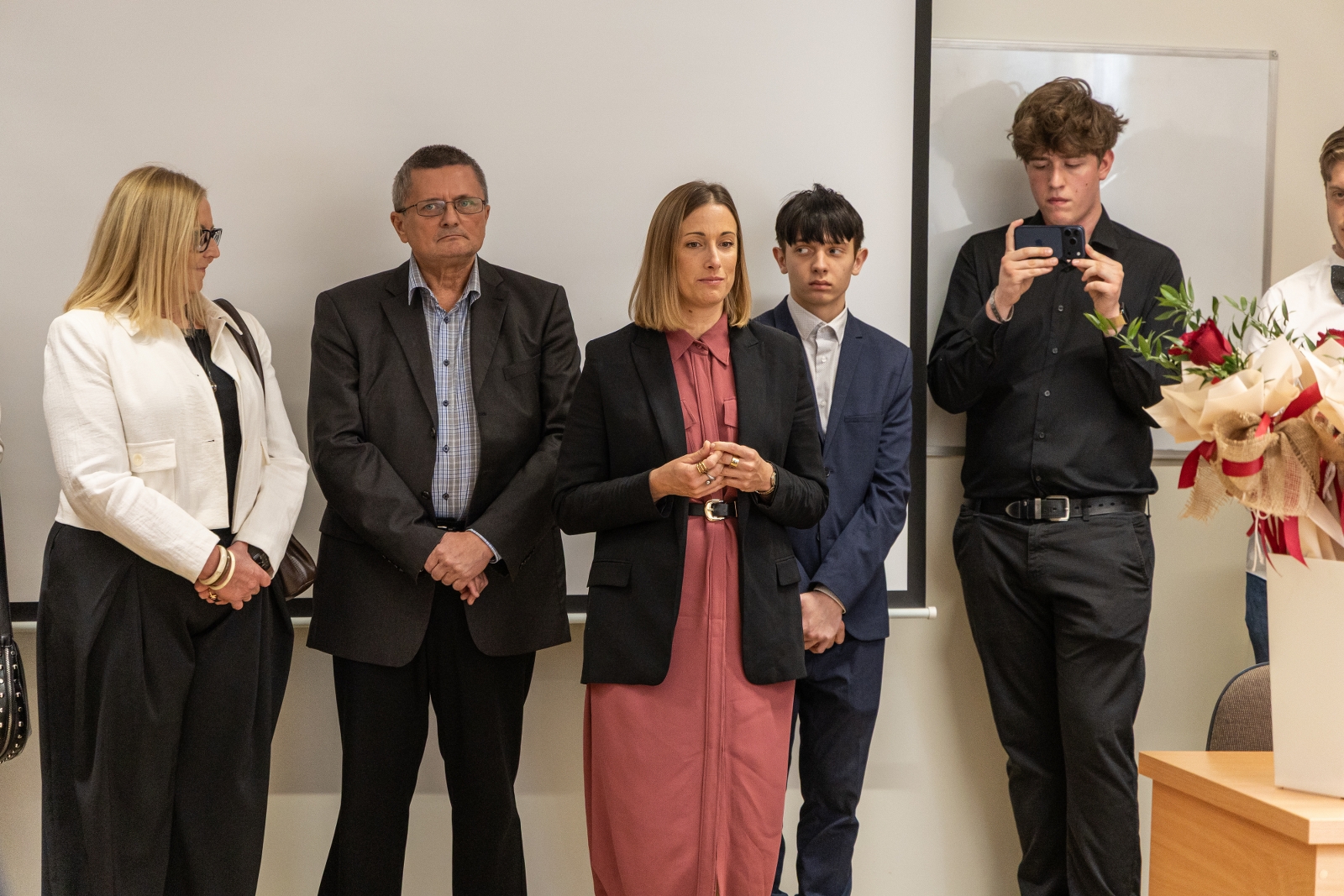 na zdjęciu osoby podczas otwarcia pracowni