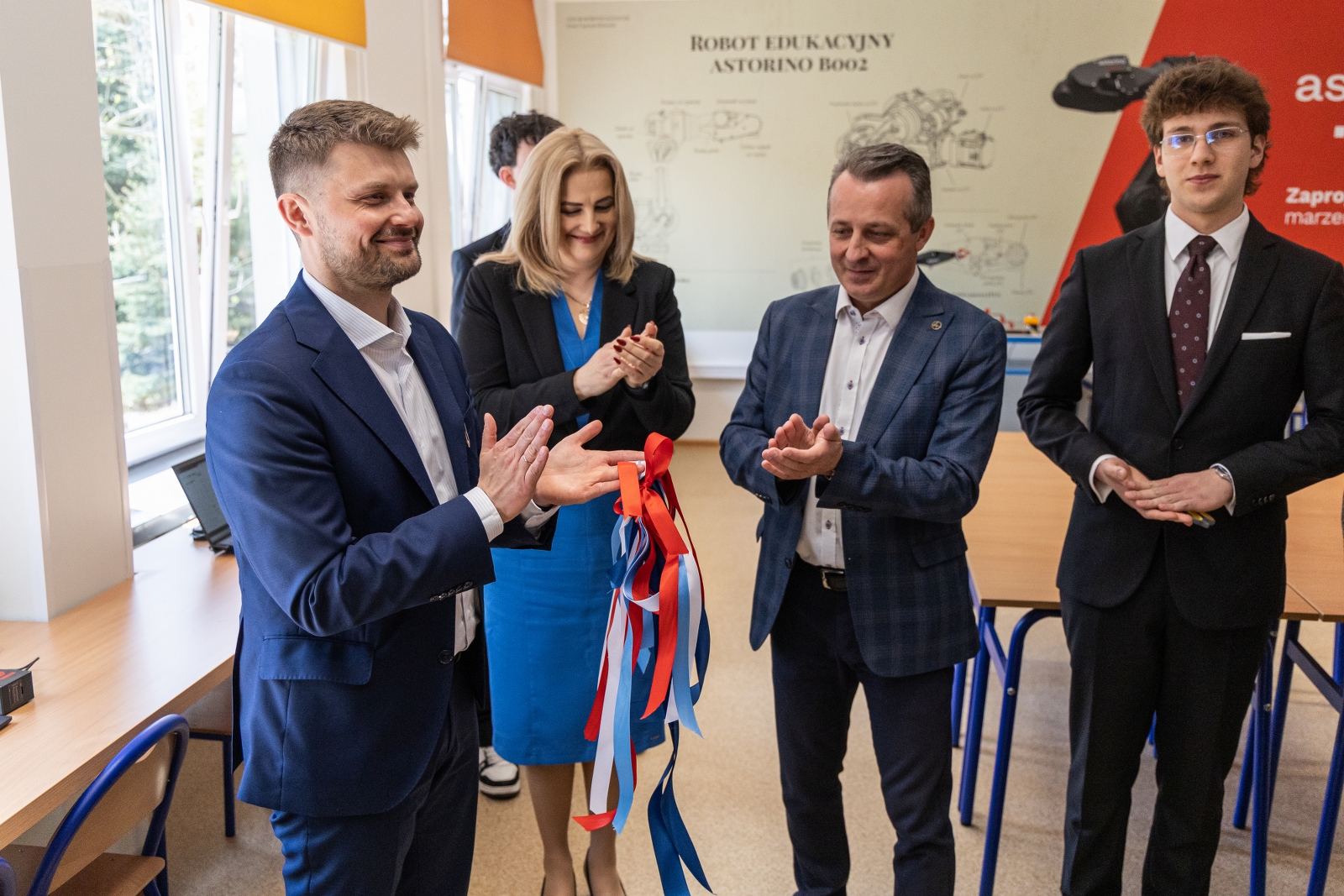 na zdjęciu osoby podczas otwarcia pracowni