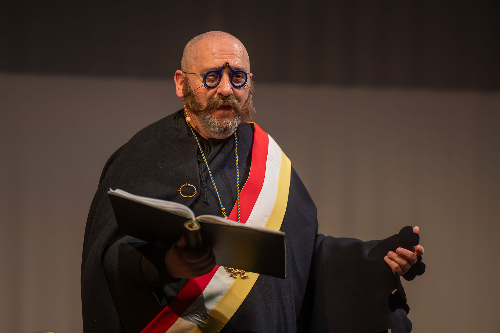 na zdjęciu osoby na scenie