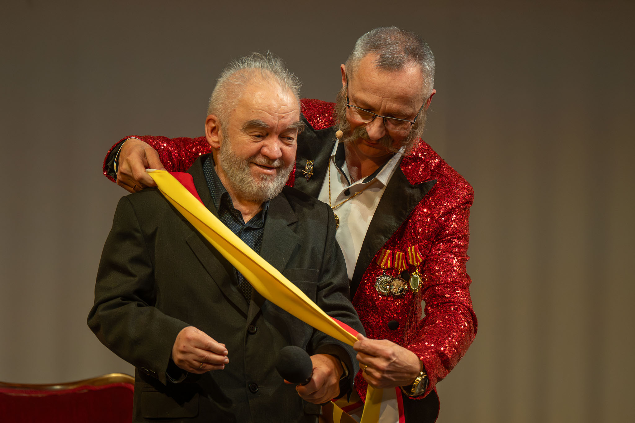 na zdjęciu osoby na scenie