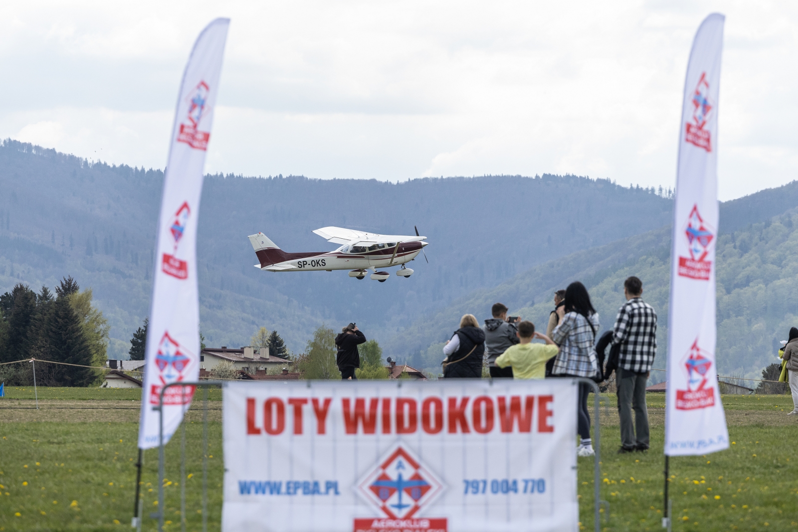 na zdjęciu samoloty i ludzie na lotnisku