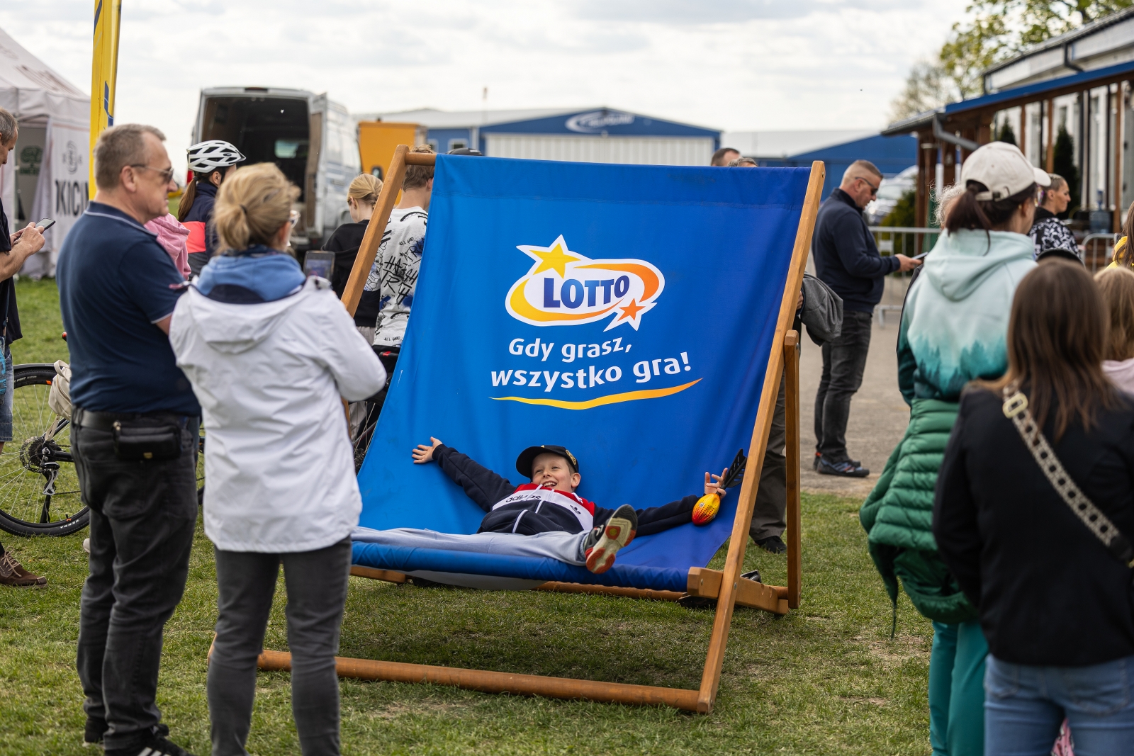 na zdjęciu samoloty i ludzie na lotnisku