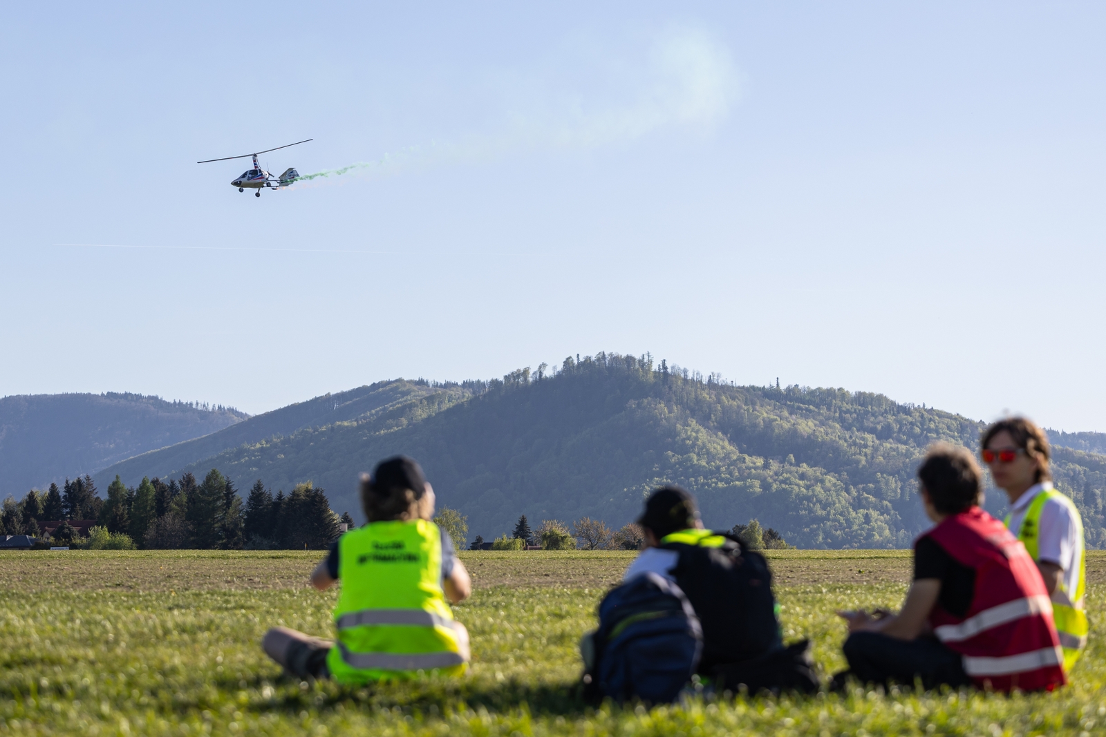 na zdjęciu samoloty i ludzie na lotnisku