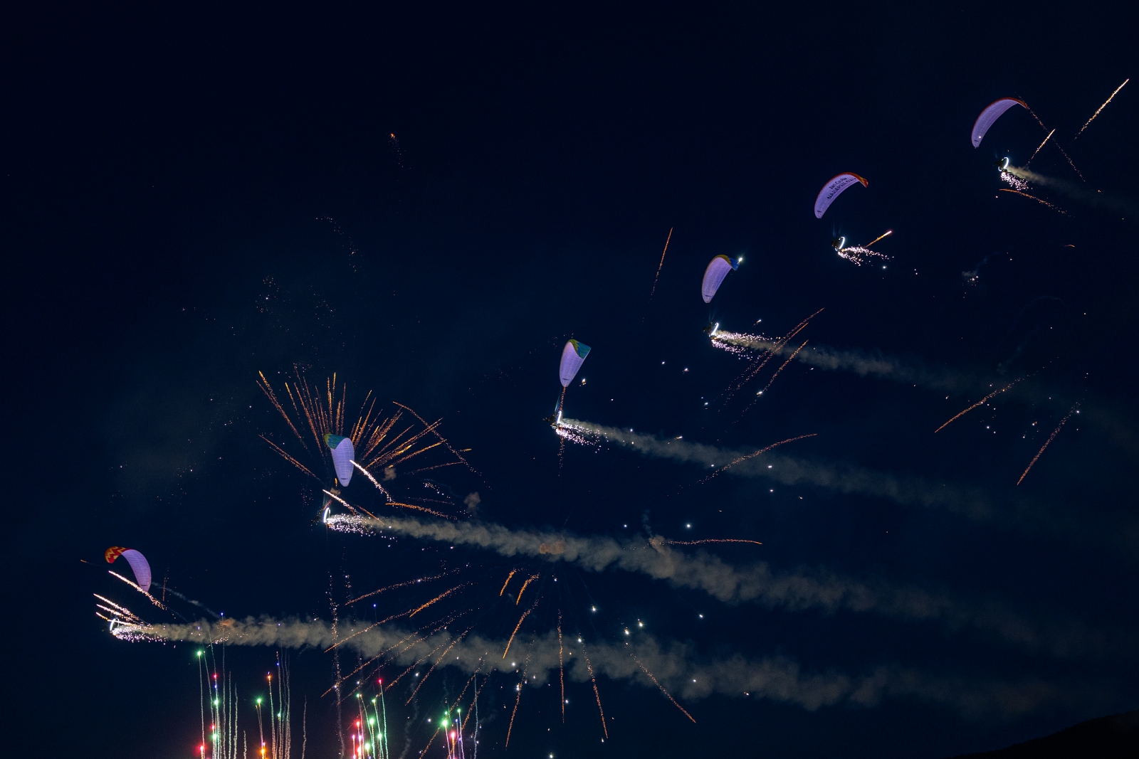 na zdjęciu samoloty i ludzie na lotnisku