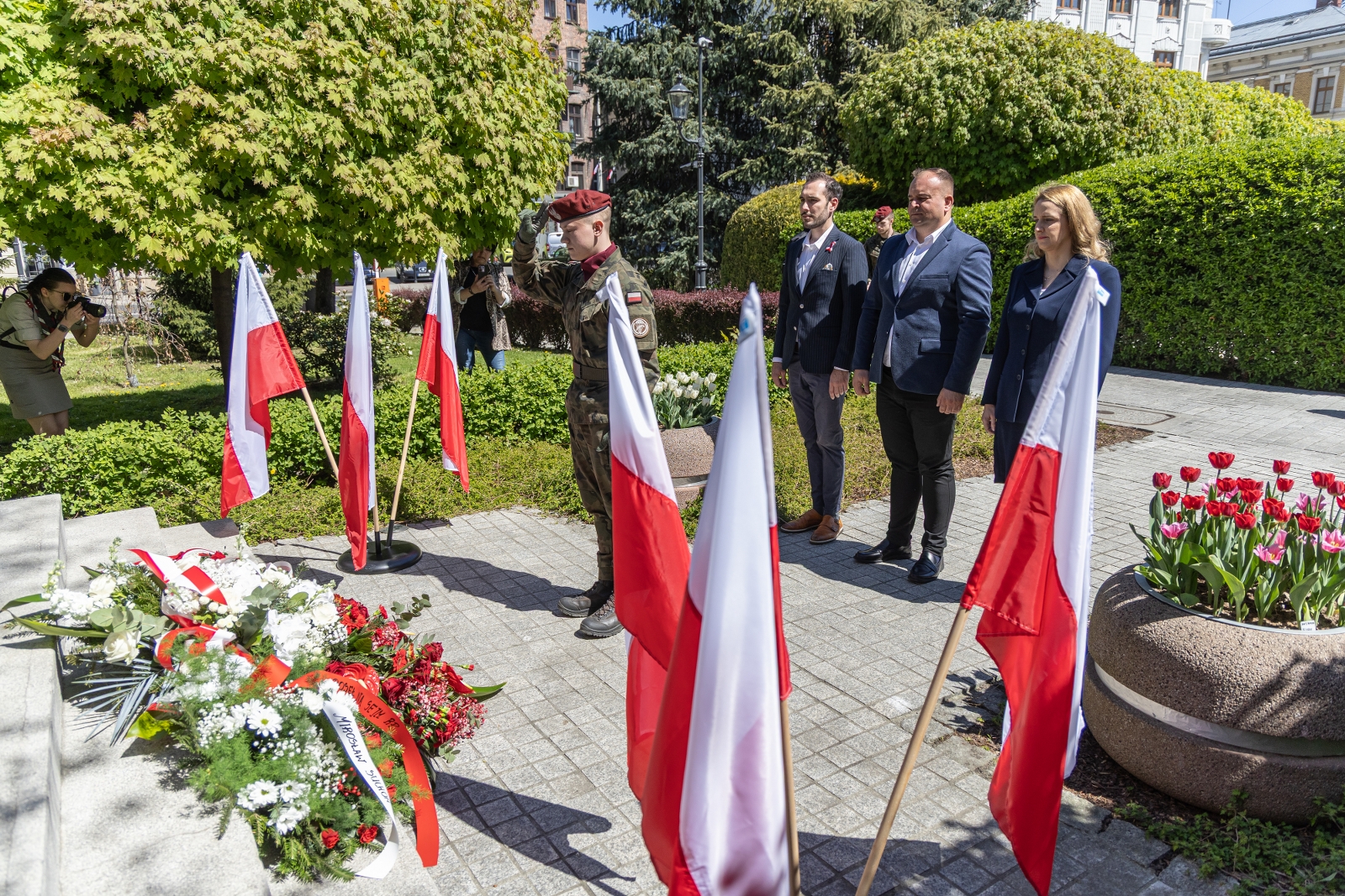 na zdjęciu osoby podczas uroczystości