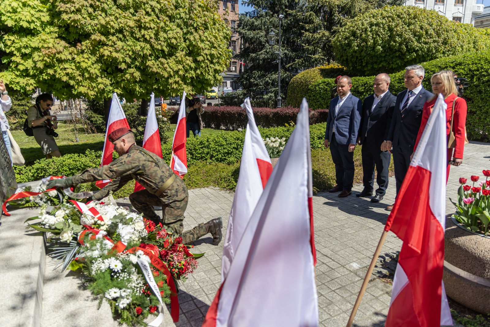 na zdjęciu osoby podczas uroczystości