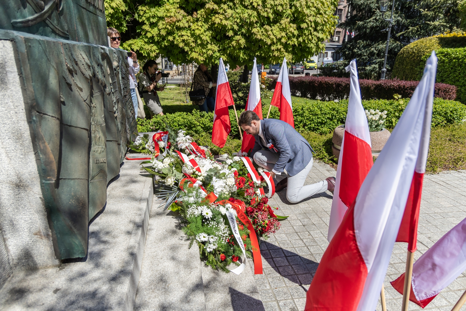 na zdjęciu osoby podczas uroczystości