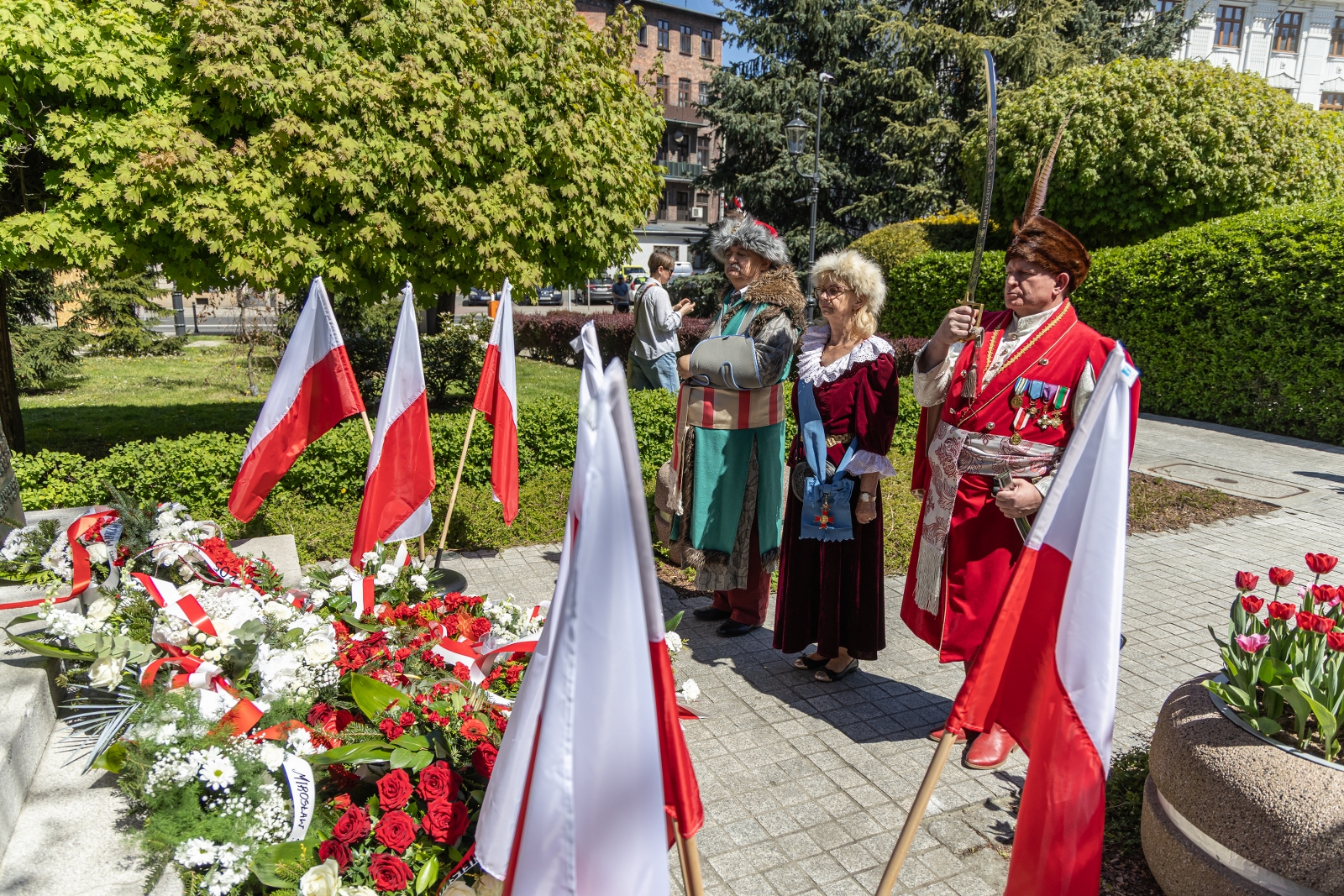 na zdjęciu osoby podczas uroczystości