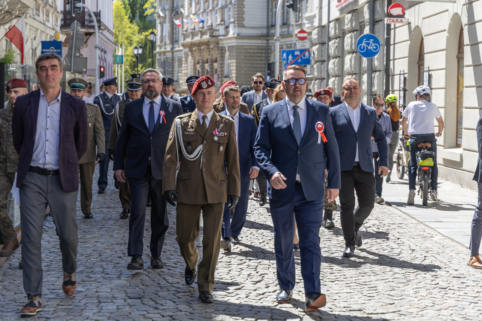 na zdjęciu osoby podczas uroczystości