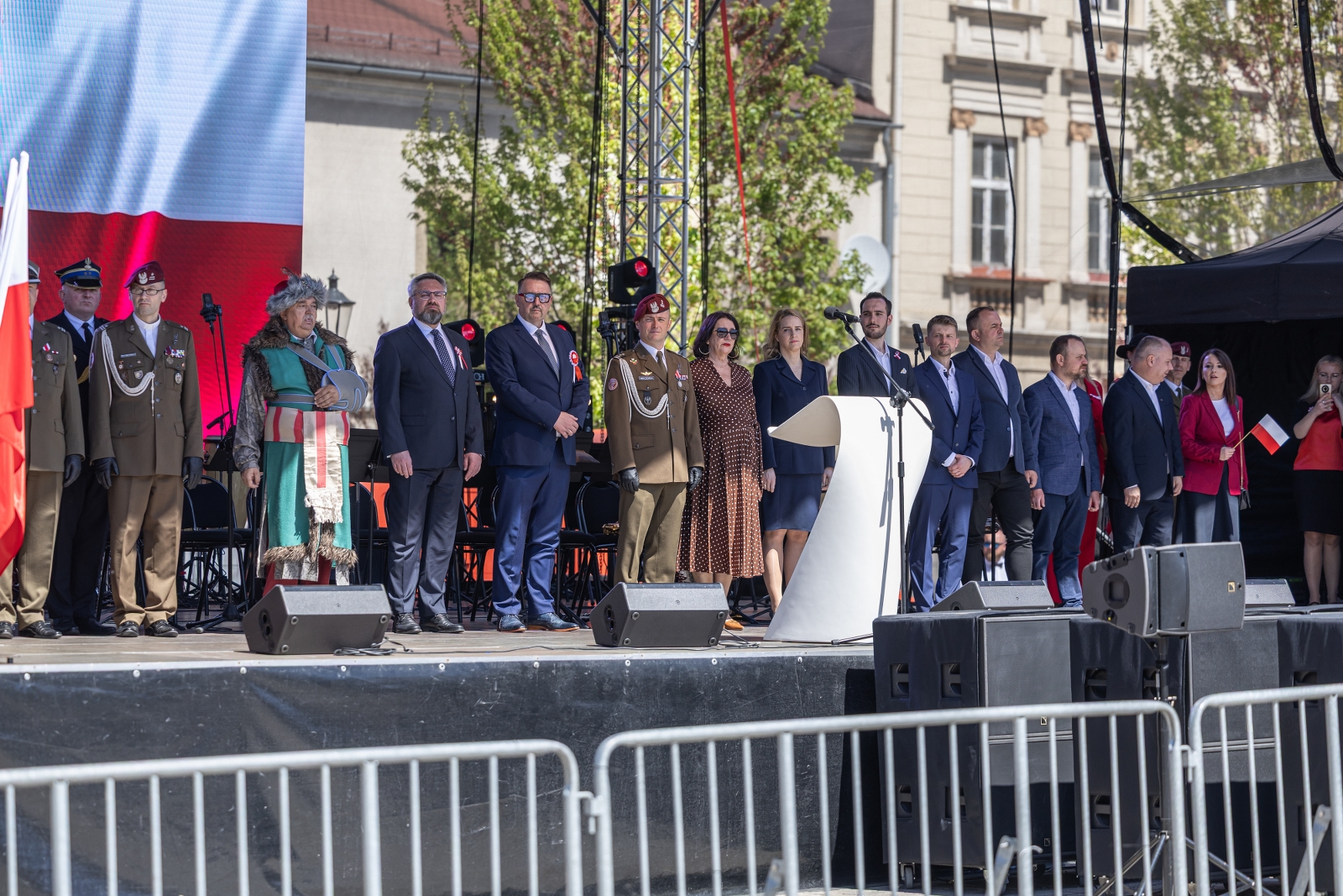 na zdjęciu osoby podczas uroczystości