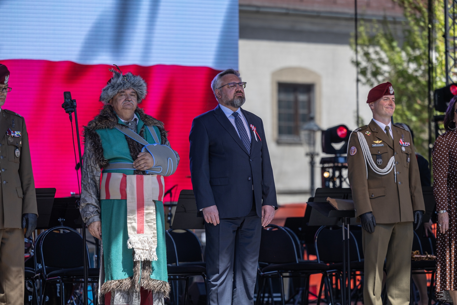 na zdjęciu osoby podczas uroczystości